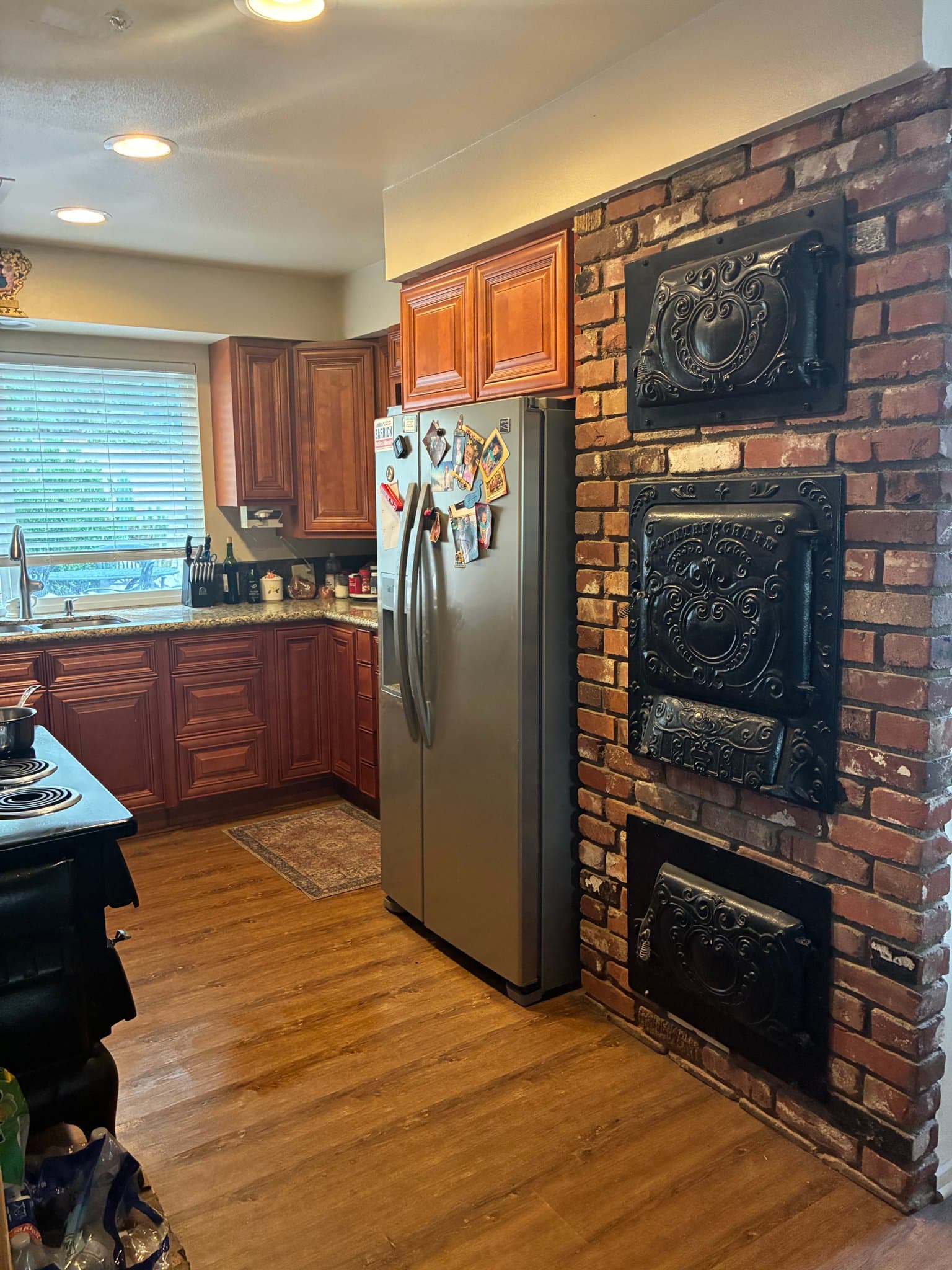 Chatsworth House: 138 Rollins Rd