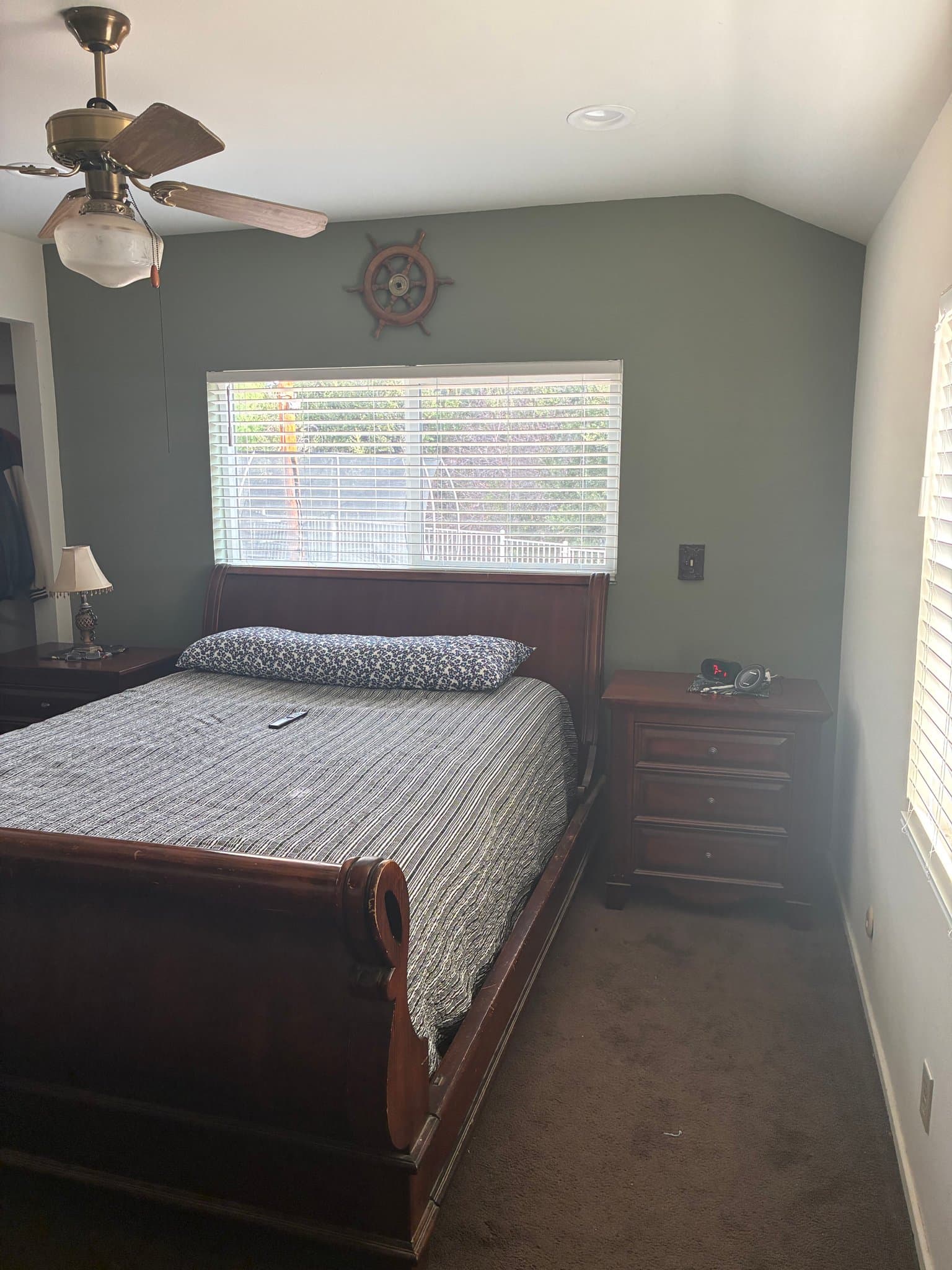 Chatsworth House: 138 Rollins Rd