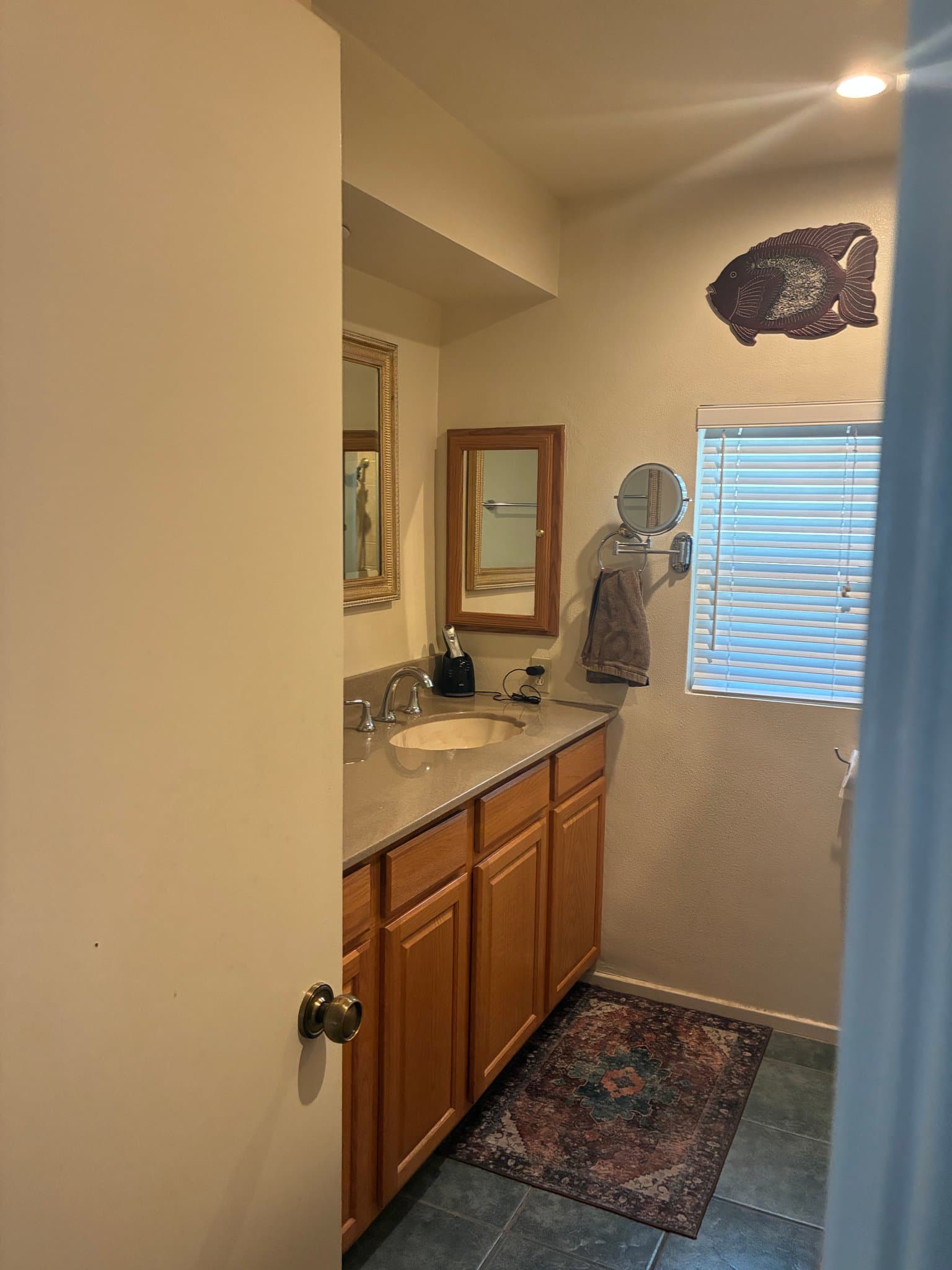 Chatsworth House: 138 Rollins Rd