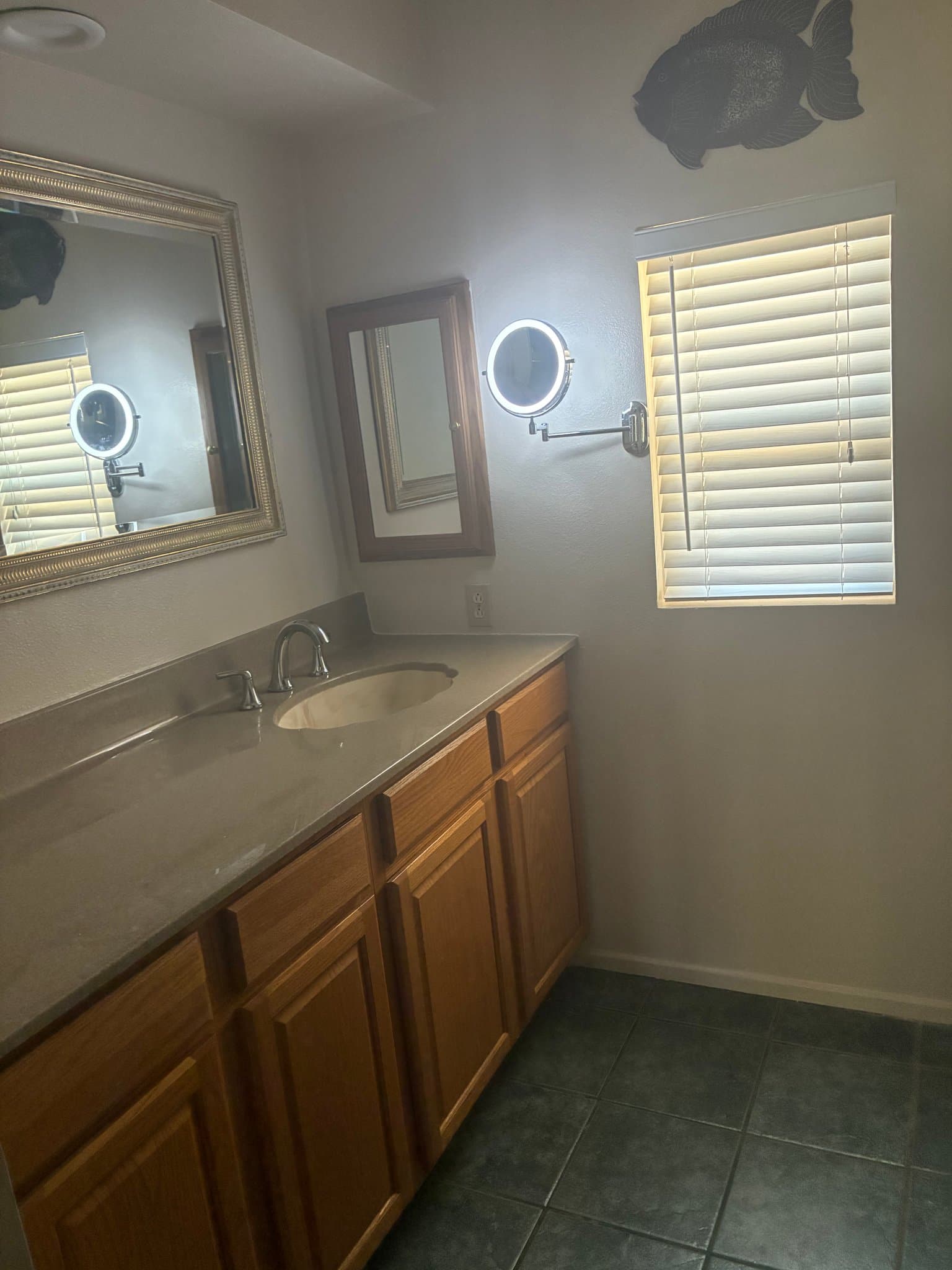 Chatsworth House: 138 Rollins Rd
