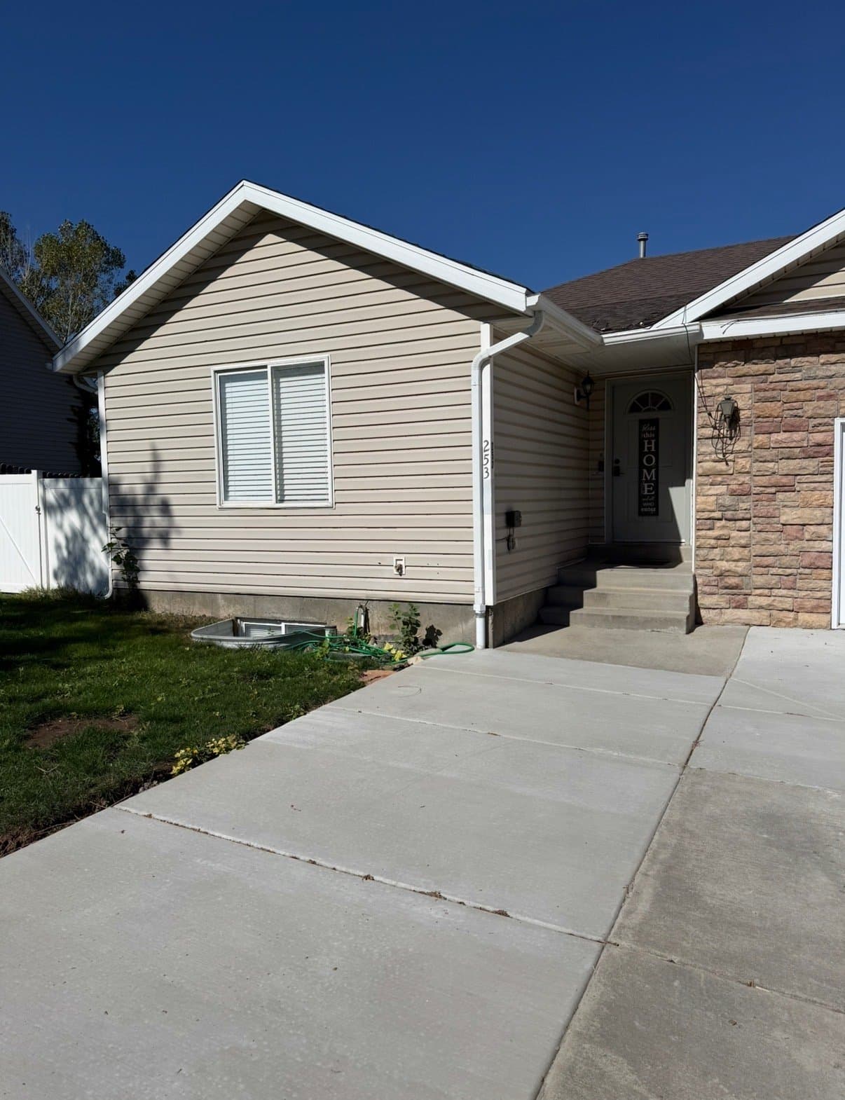 Santaquin Apartment: 253 N 700 E