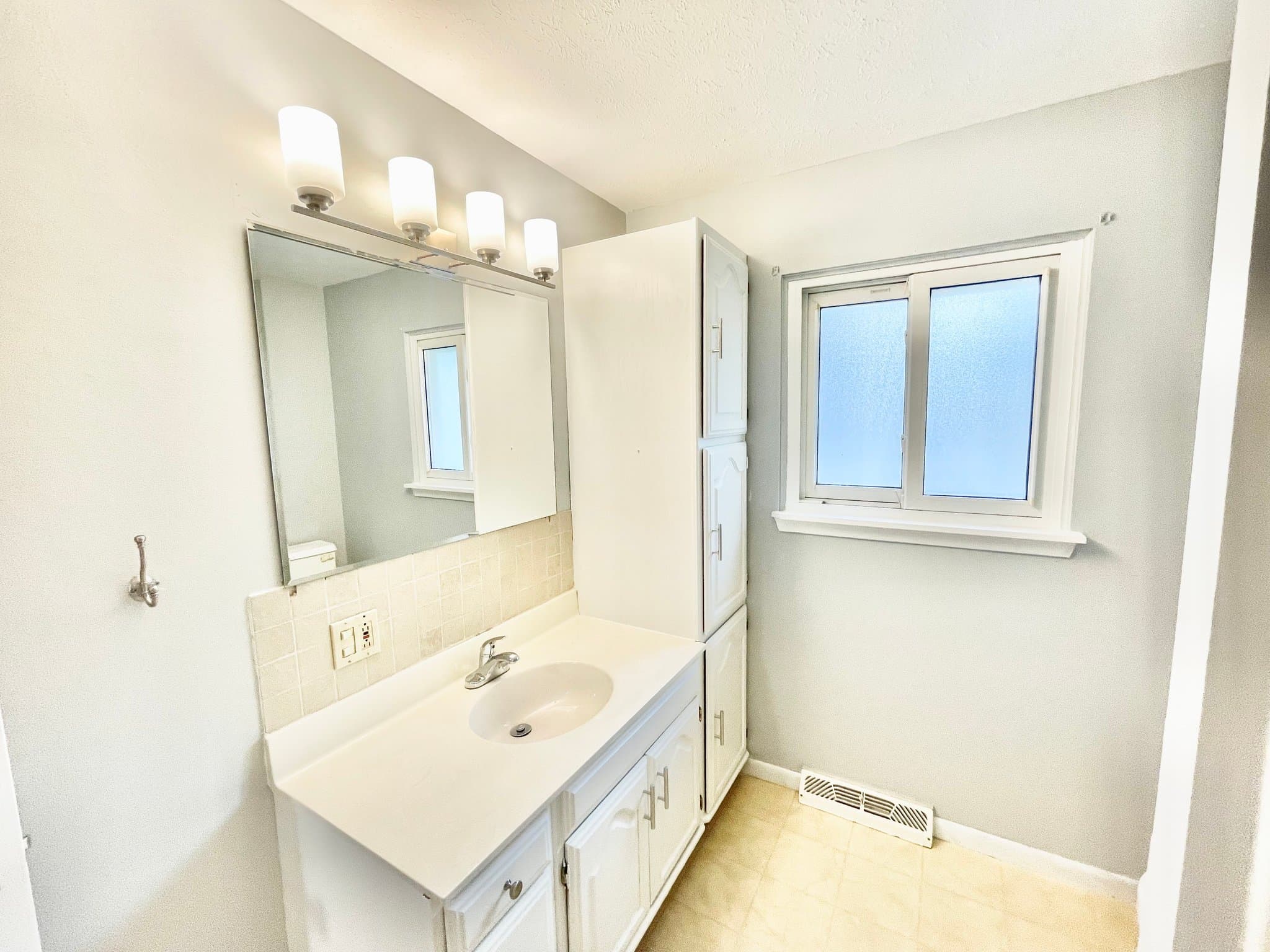 North Ridgeville House: 4885 Lear Nagle