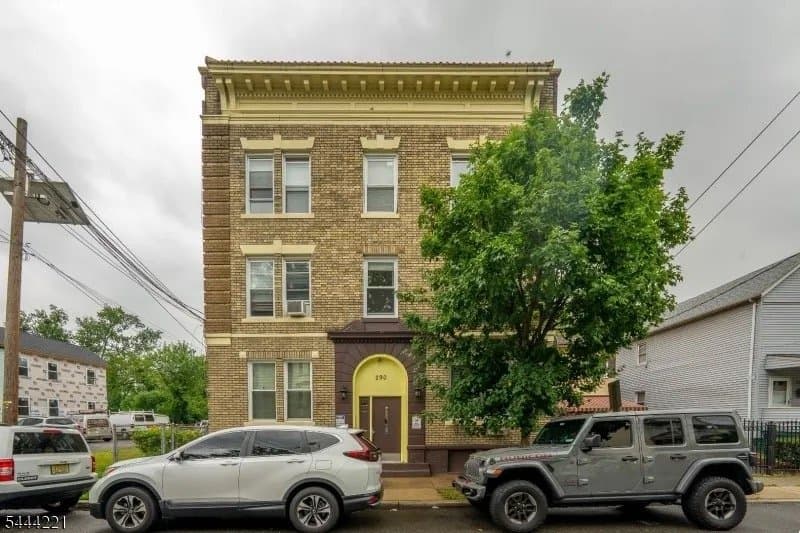 Orange Condo: 290 Ogden St