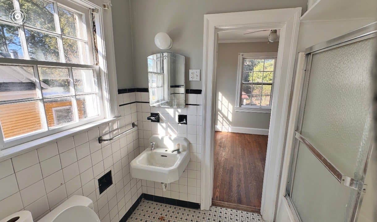 Kinston Apartment: 305 W Washington Ave