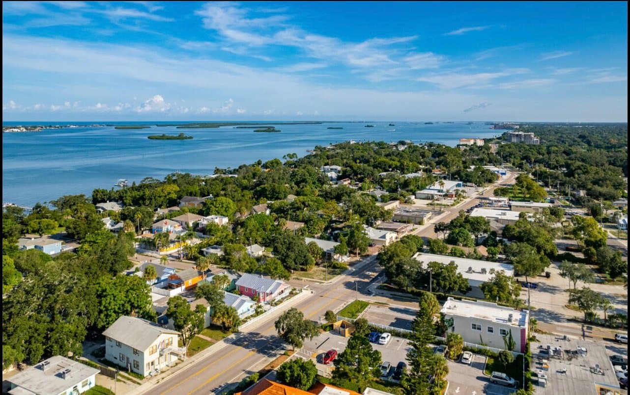 Clearwater Apartment: 1502 N Fort Harrison Ave