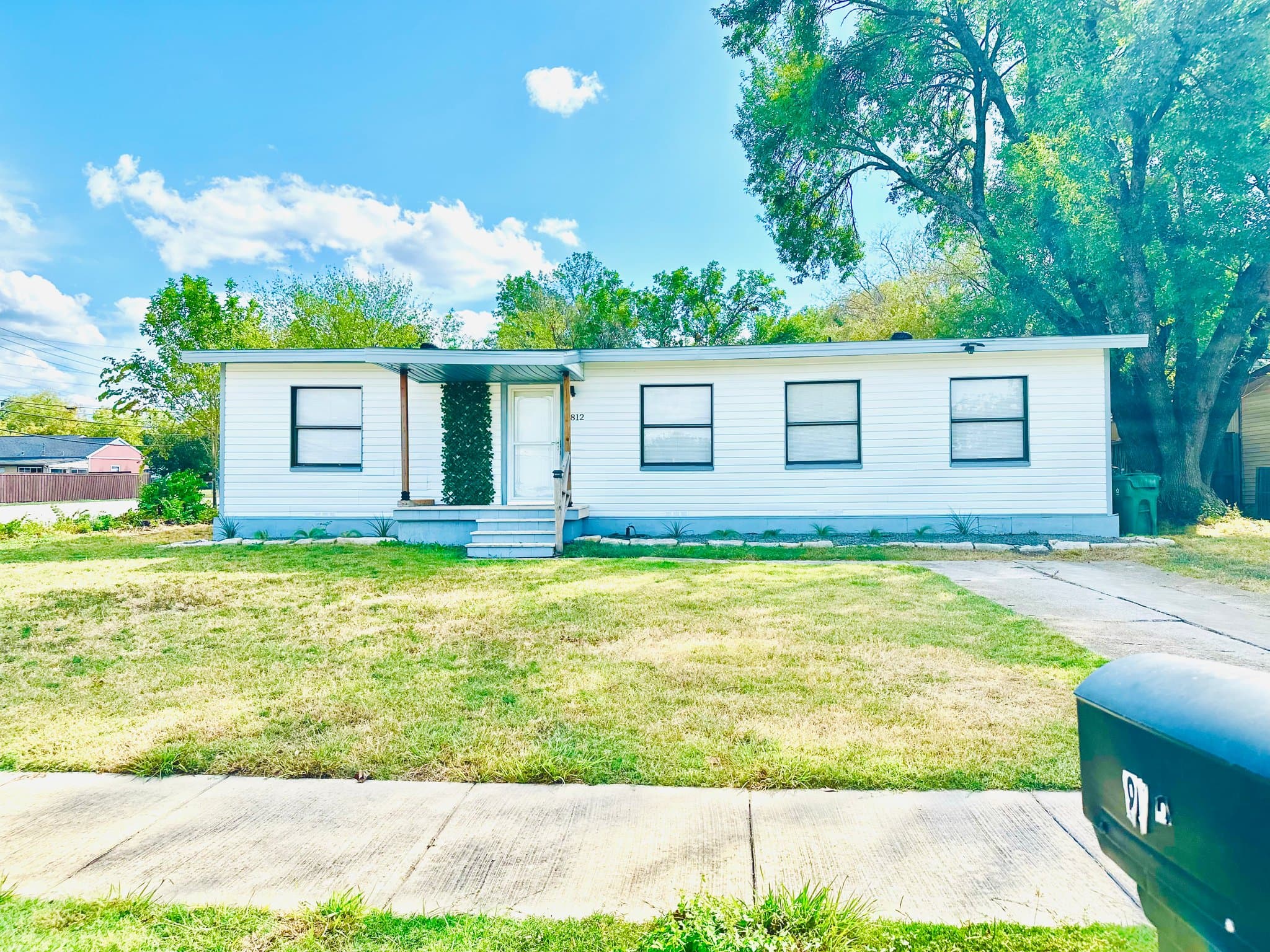 Arlington House: 812 Forrestal Dr