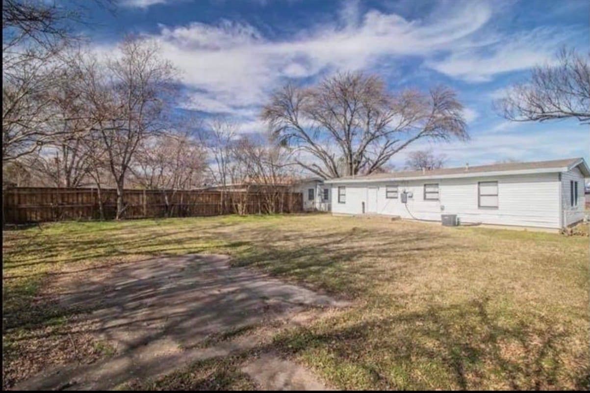 Arlington House: 812 Forrestal Dr
