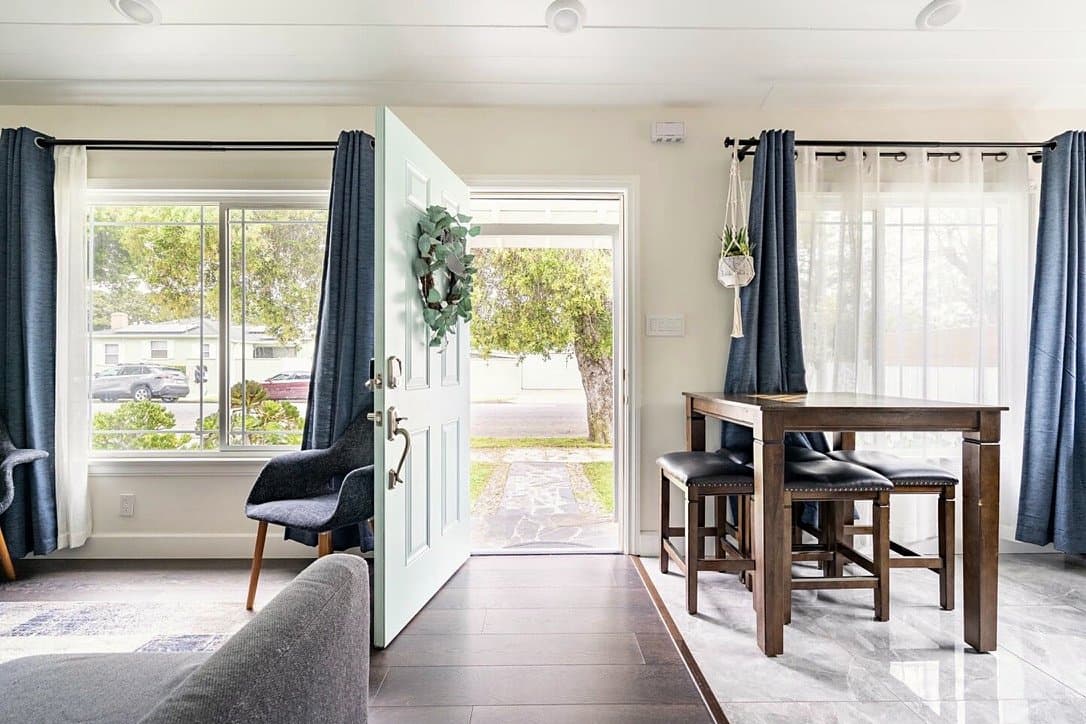 Long Beach House: 5427 Rose Avenue