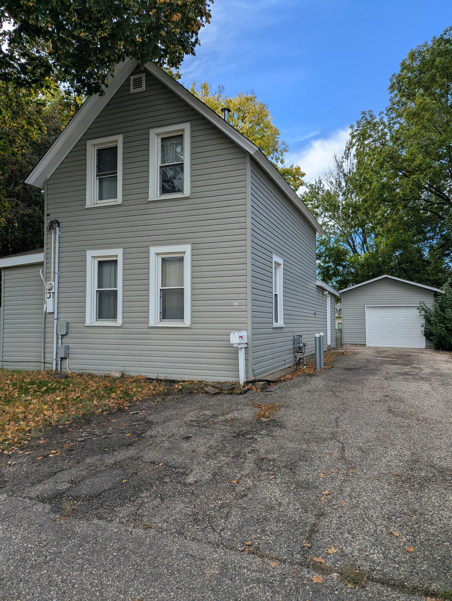 New Prague House: 502 1st Ave NW