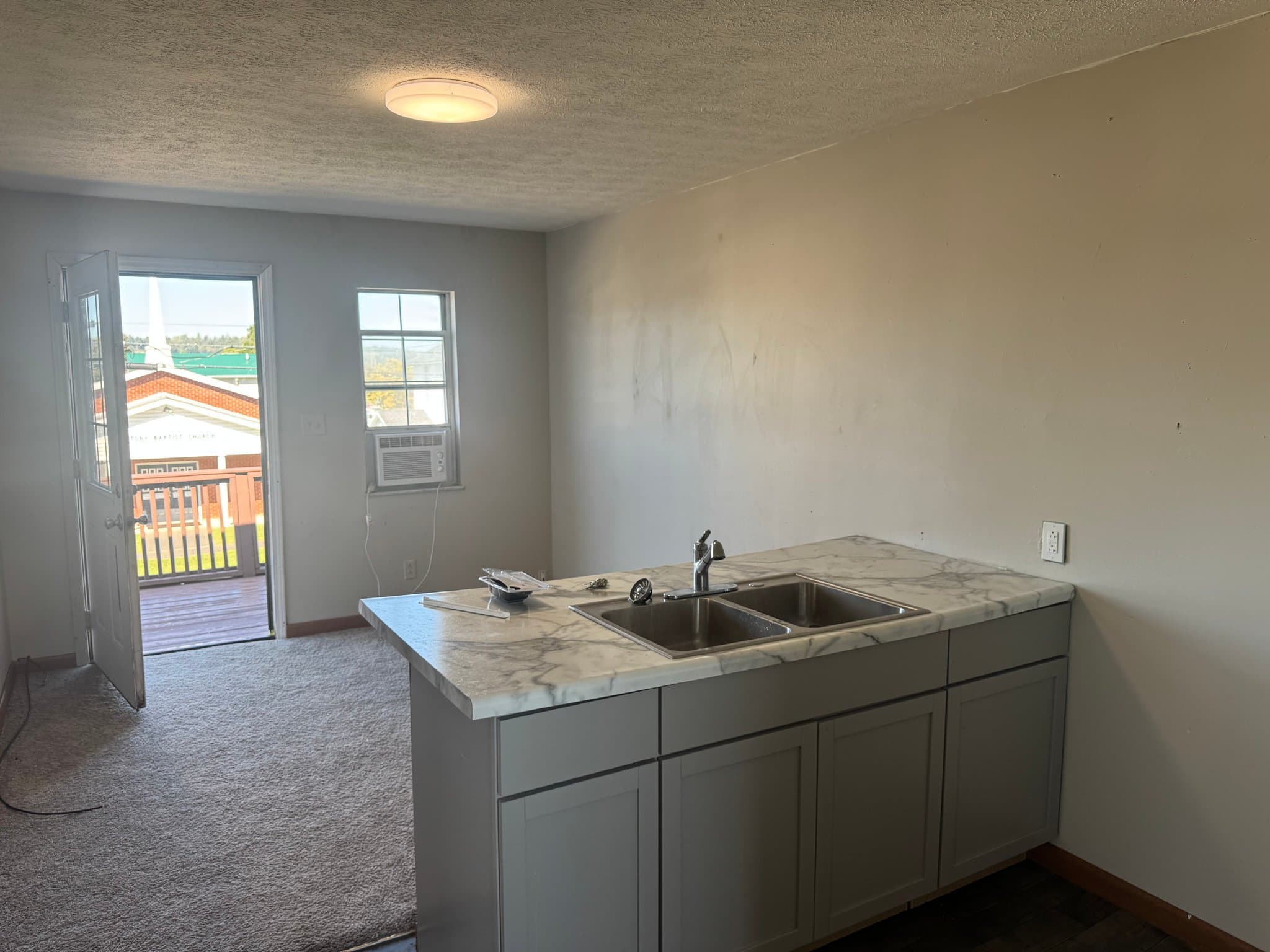 Kenova Apartment: 306 15th St