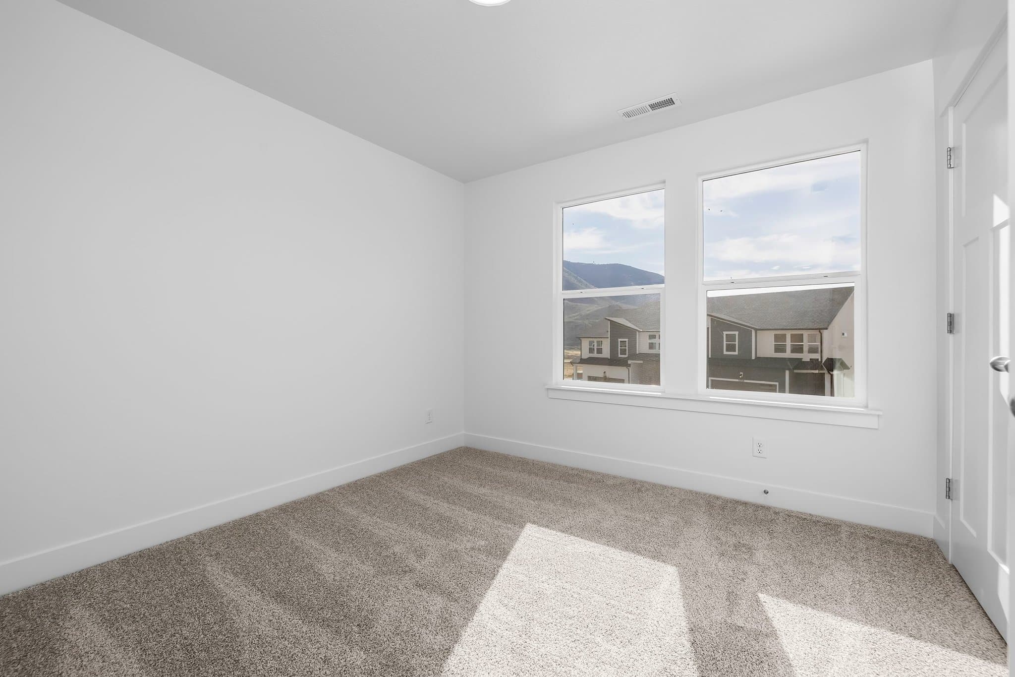 Mapleton Townhome: 5347 S. Acacia Dr.