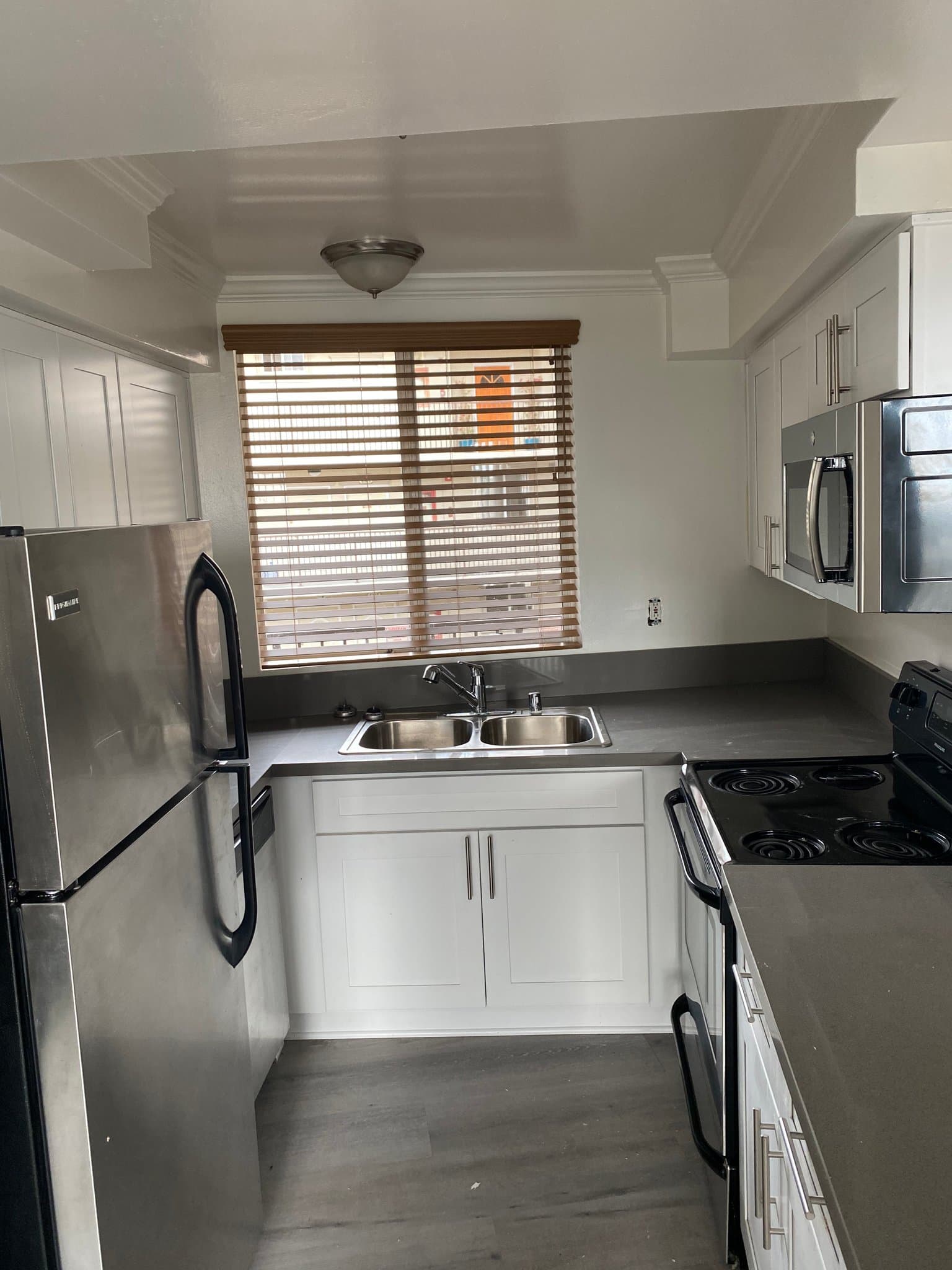 Los Angeles Apartment: 7100 Hillside Ave