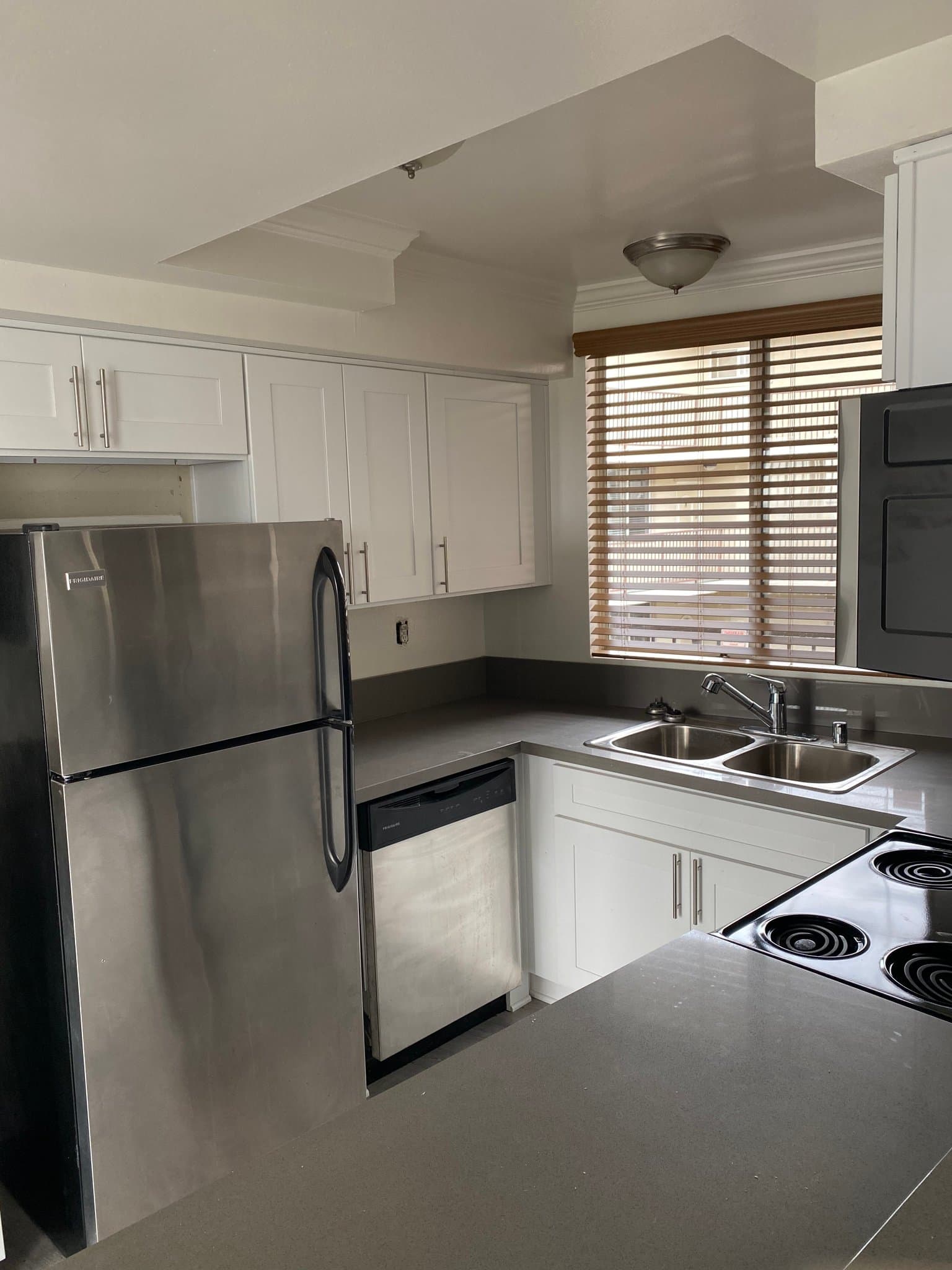 Los Angeles Apartment: 7100 Hillside Ave