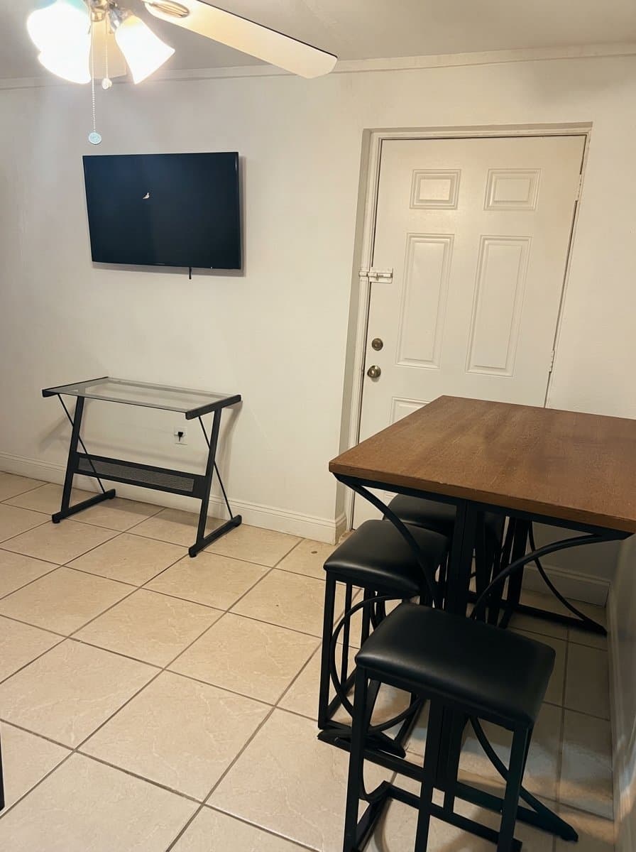 Hollywood House: 251 N 71st Terrace
