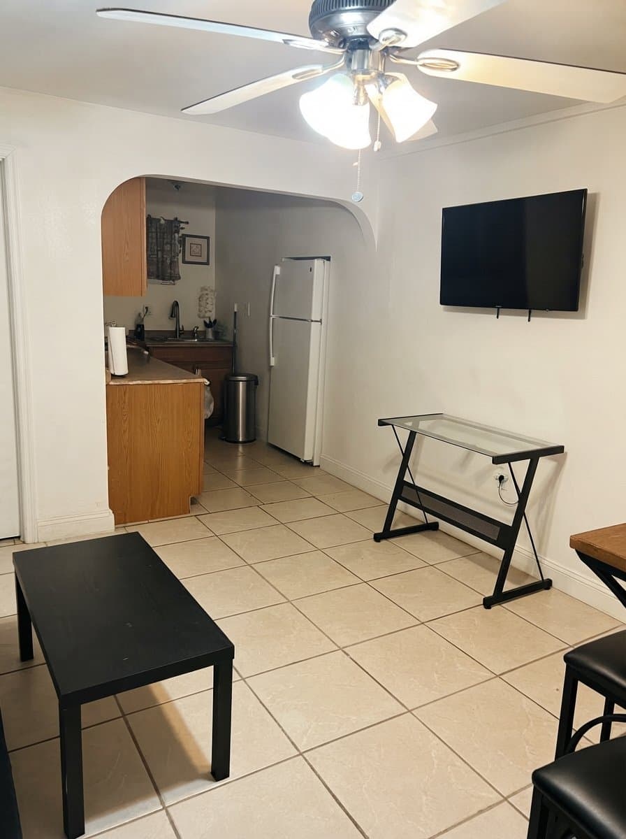 Hollywood House: 251 N 71st Terrace