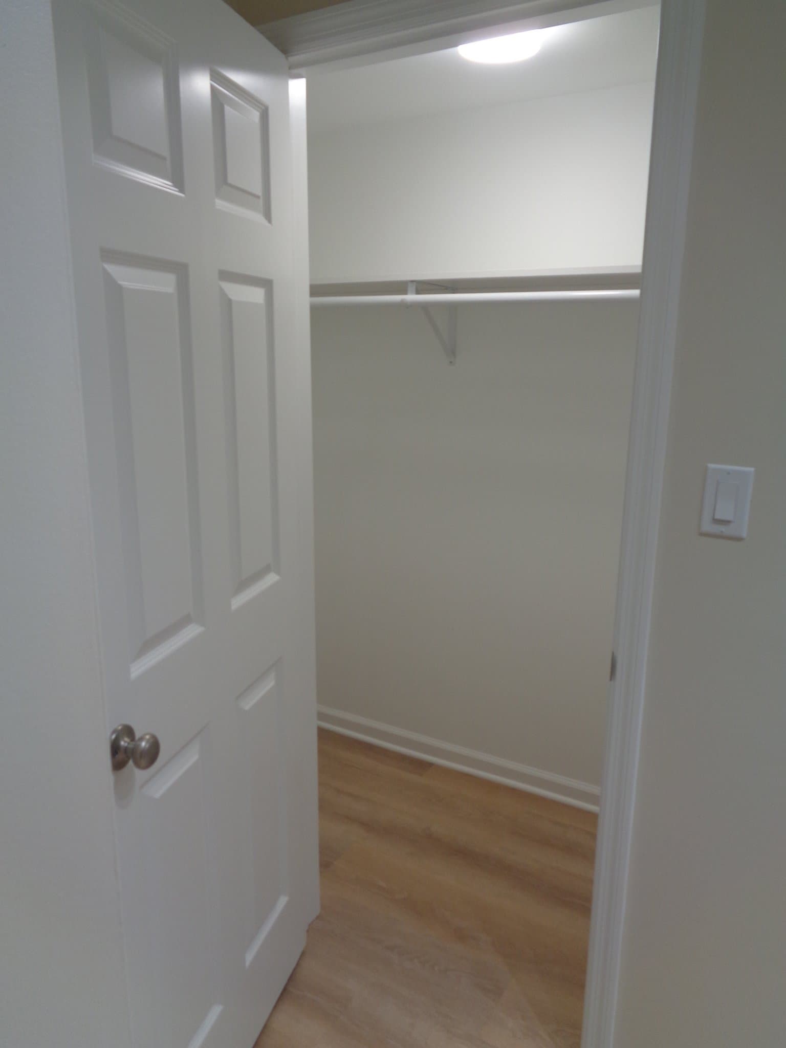 Joliet Apartment: 115 Essington Rd