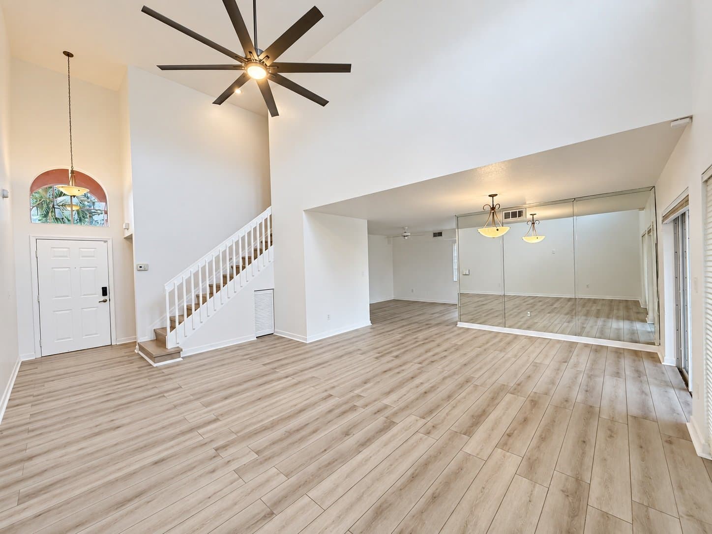 Hollywood House: 1430 N Trafalgar Cir