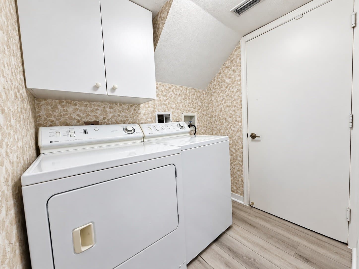 Hollywood House: 1430 N Trafalgar Cir
