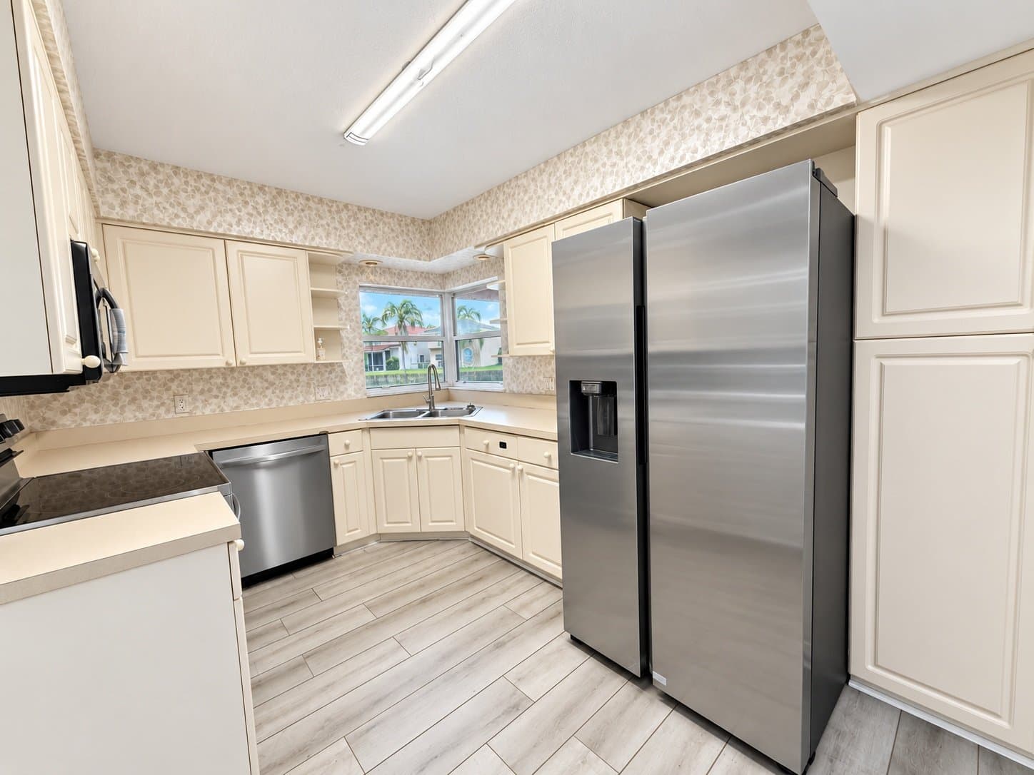 Hollywood House: 1430 N Trafalgar Cir