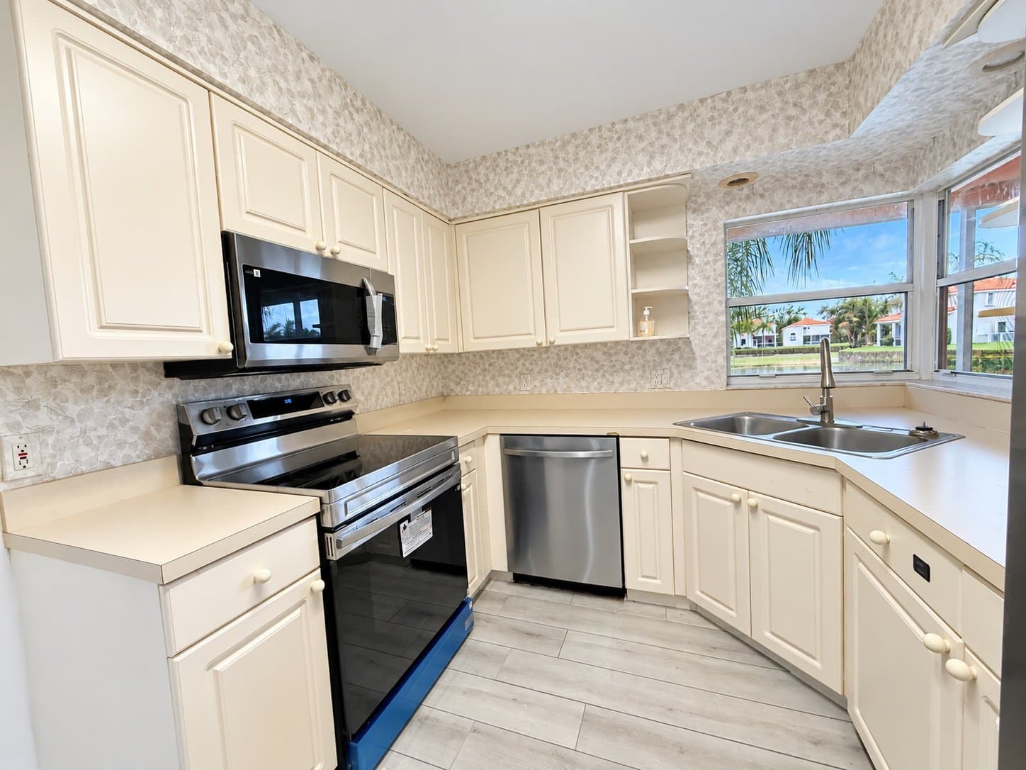 Hollywood House: 1430 N Trafalgar Cir