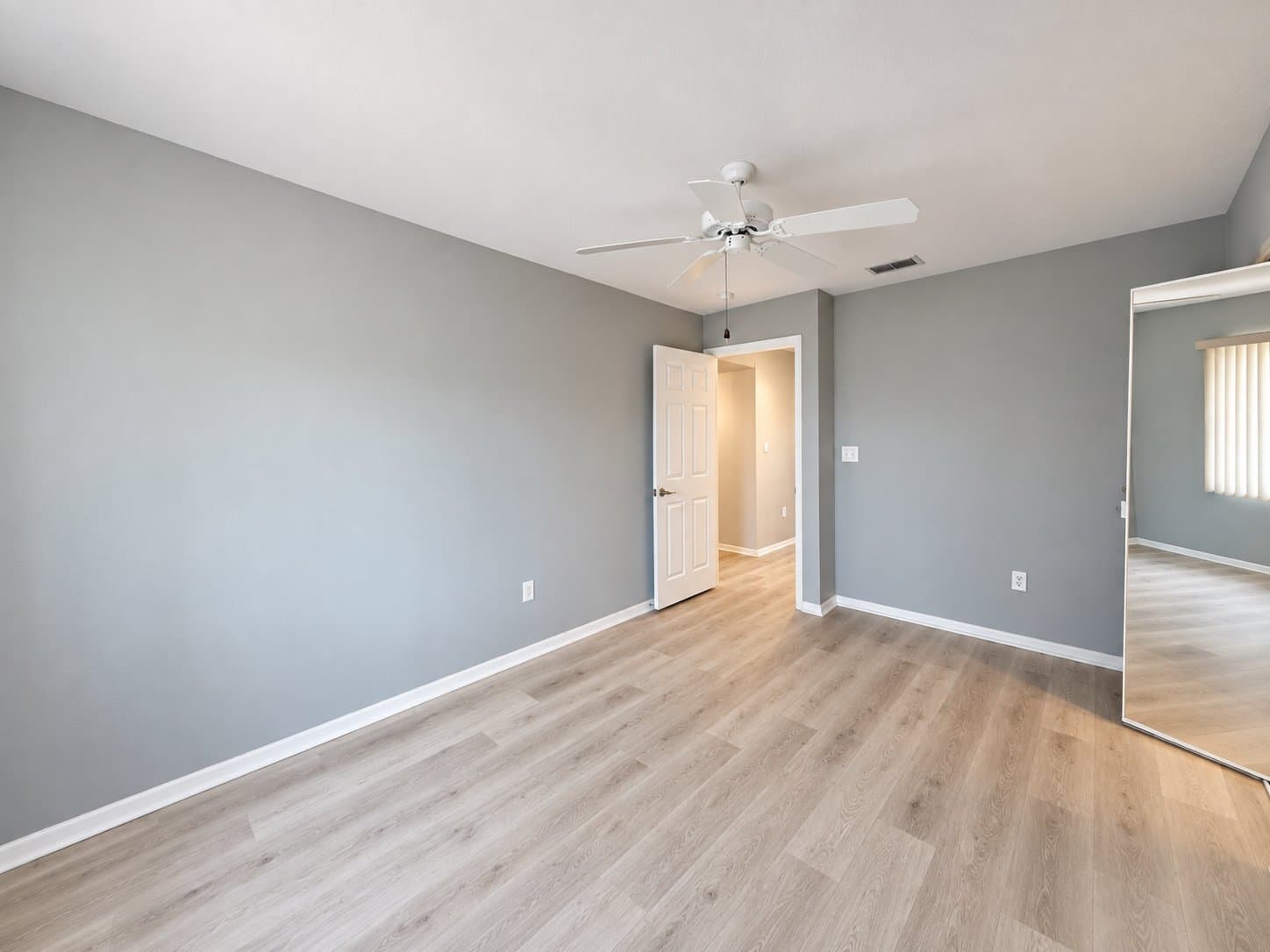 Hollywood House: 1430 N Trafalgar Cir