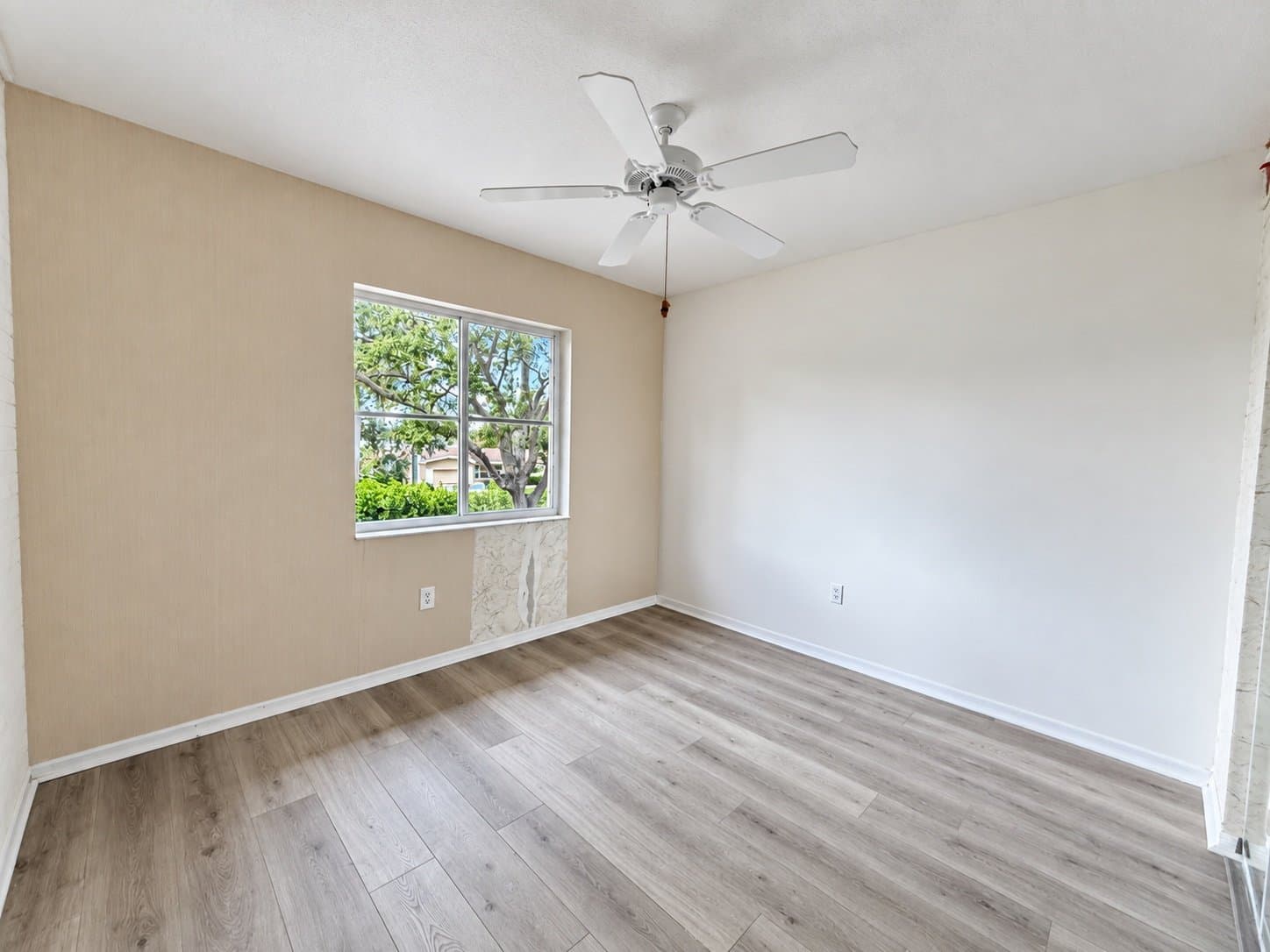 Hollywood House: 1430 N Trafalgar Cir