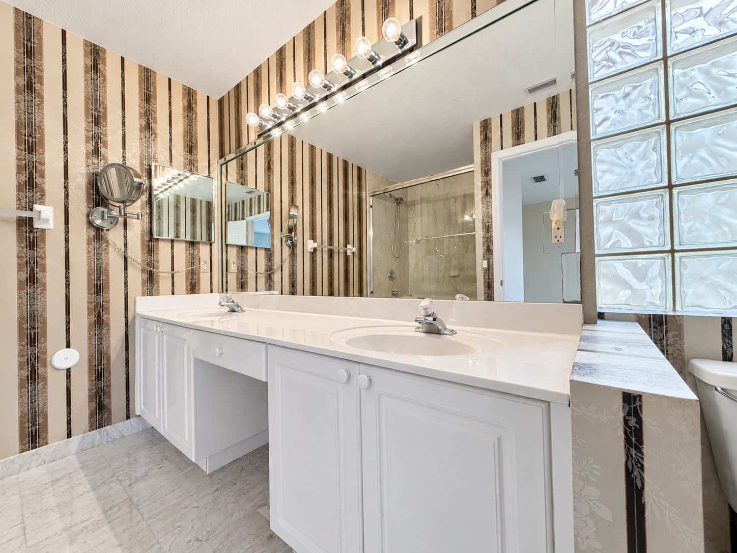 Hollywood House: 1430 N Trafalgar Cir