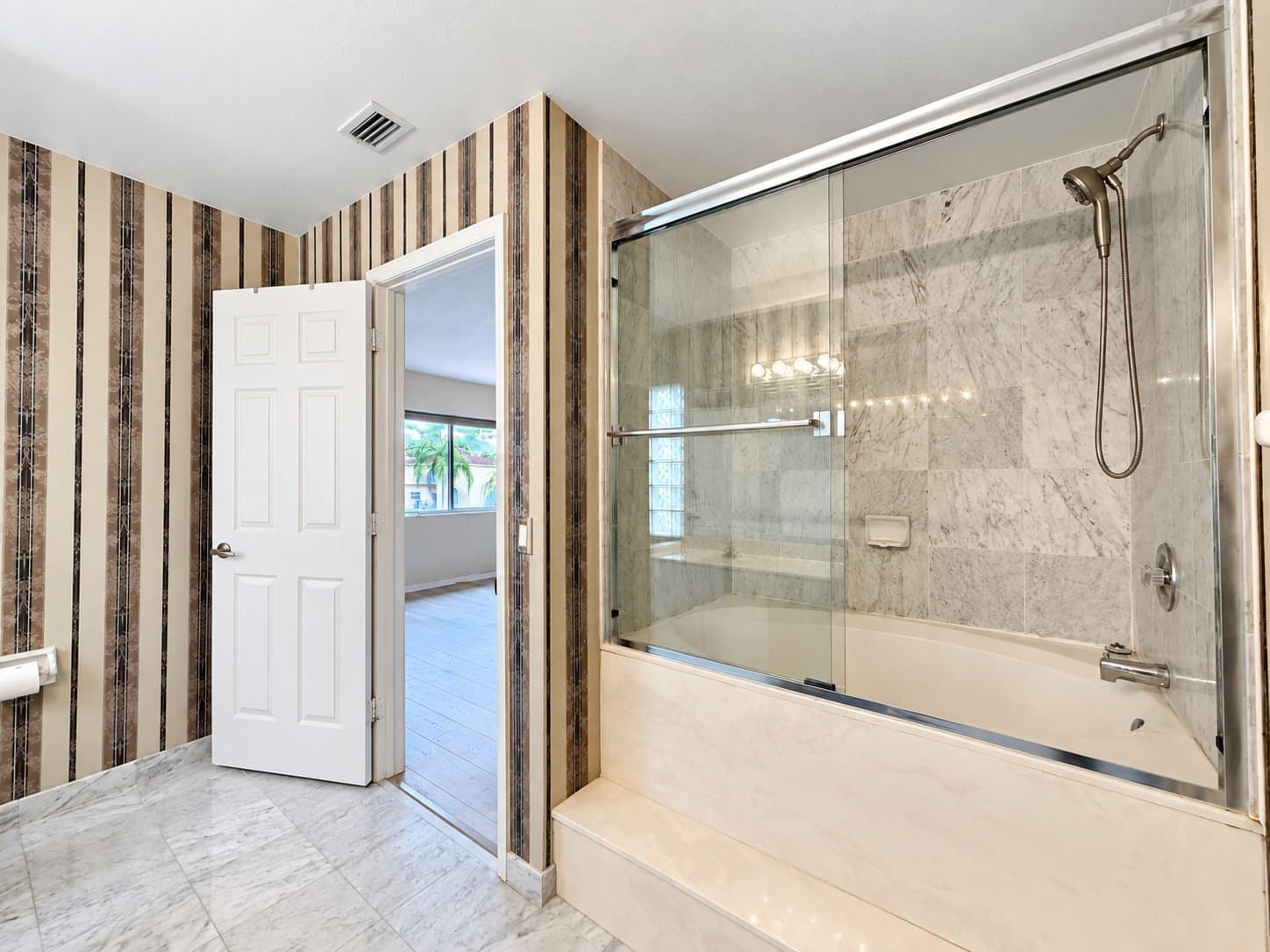 Hollywood House: 1430 N Trafalgar Cir