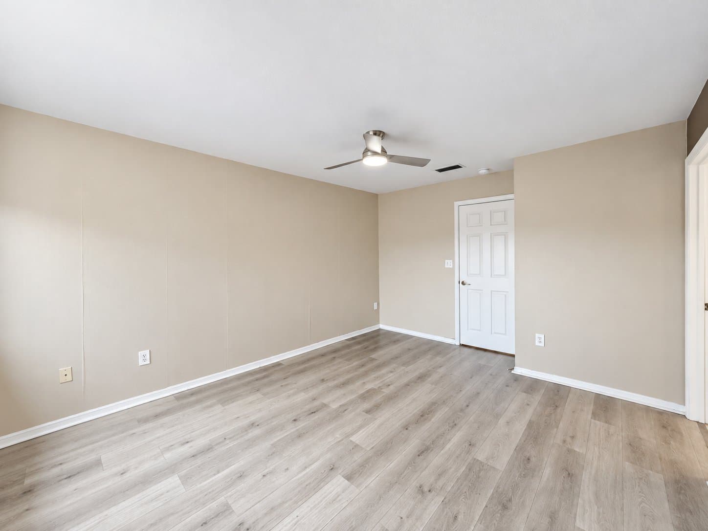 Hollywood House: 1430 N Trafalgar Cir
