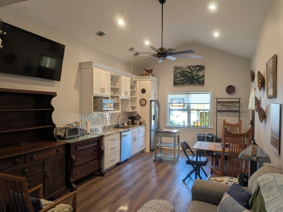 Savannah Apartment: 2066 Raskin Ave