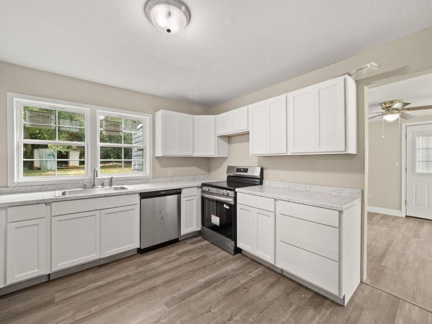 Deridder House: 921 Lake Court Drive