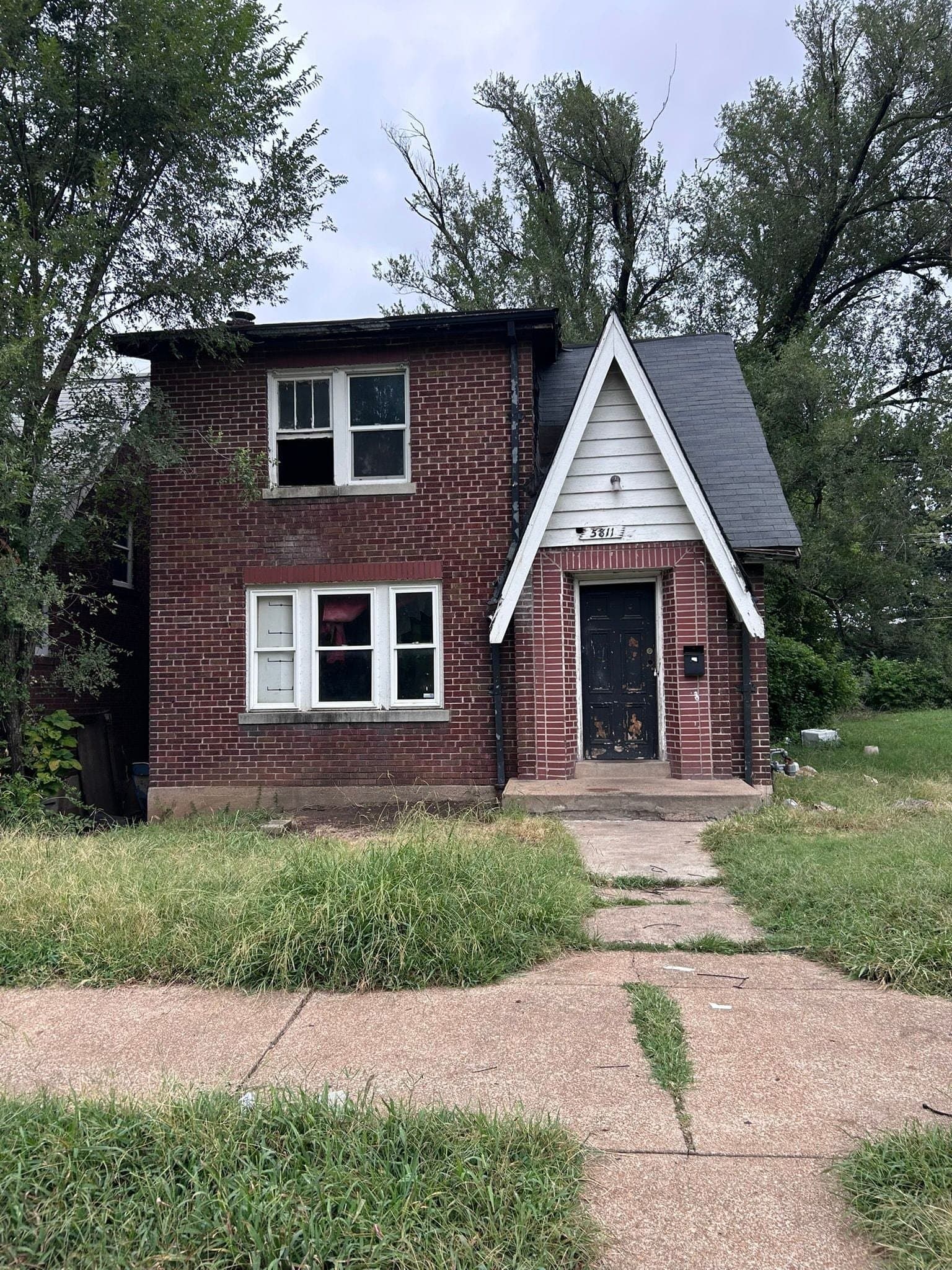 St. Louis House: 5811 Saloma Ave