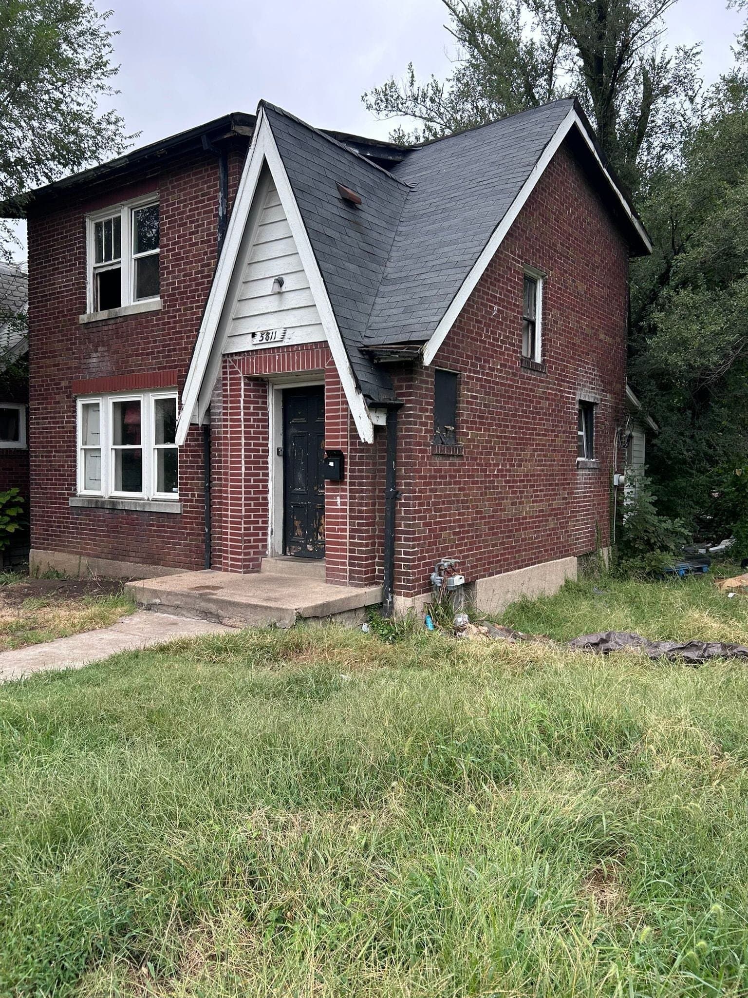 St. Louis House: 5811 Saloma Ave