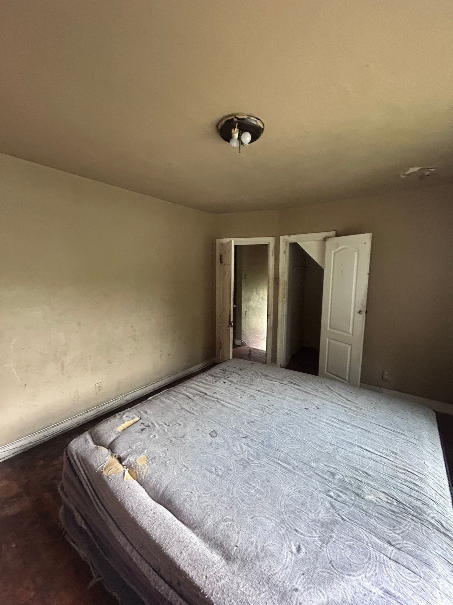 St. Louis House: 5811 Saloma Ave
