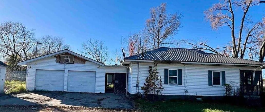 Benton House: 1110 Bailey Lane