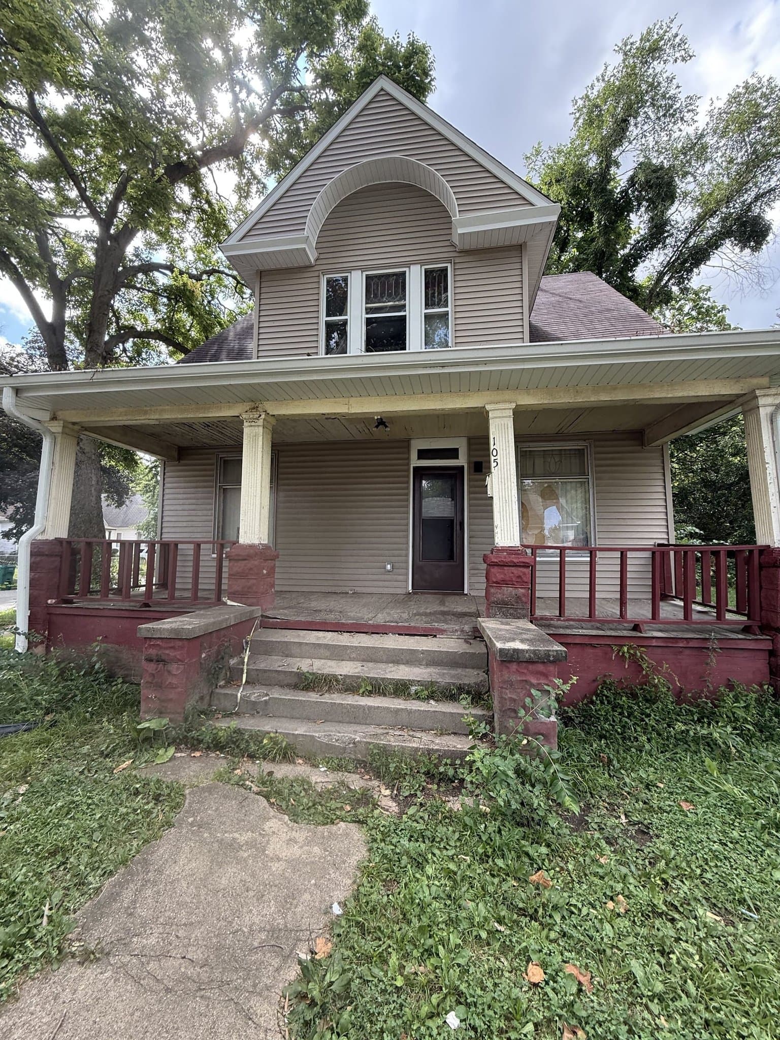 Decatur House: 105 N Illinois St