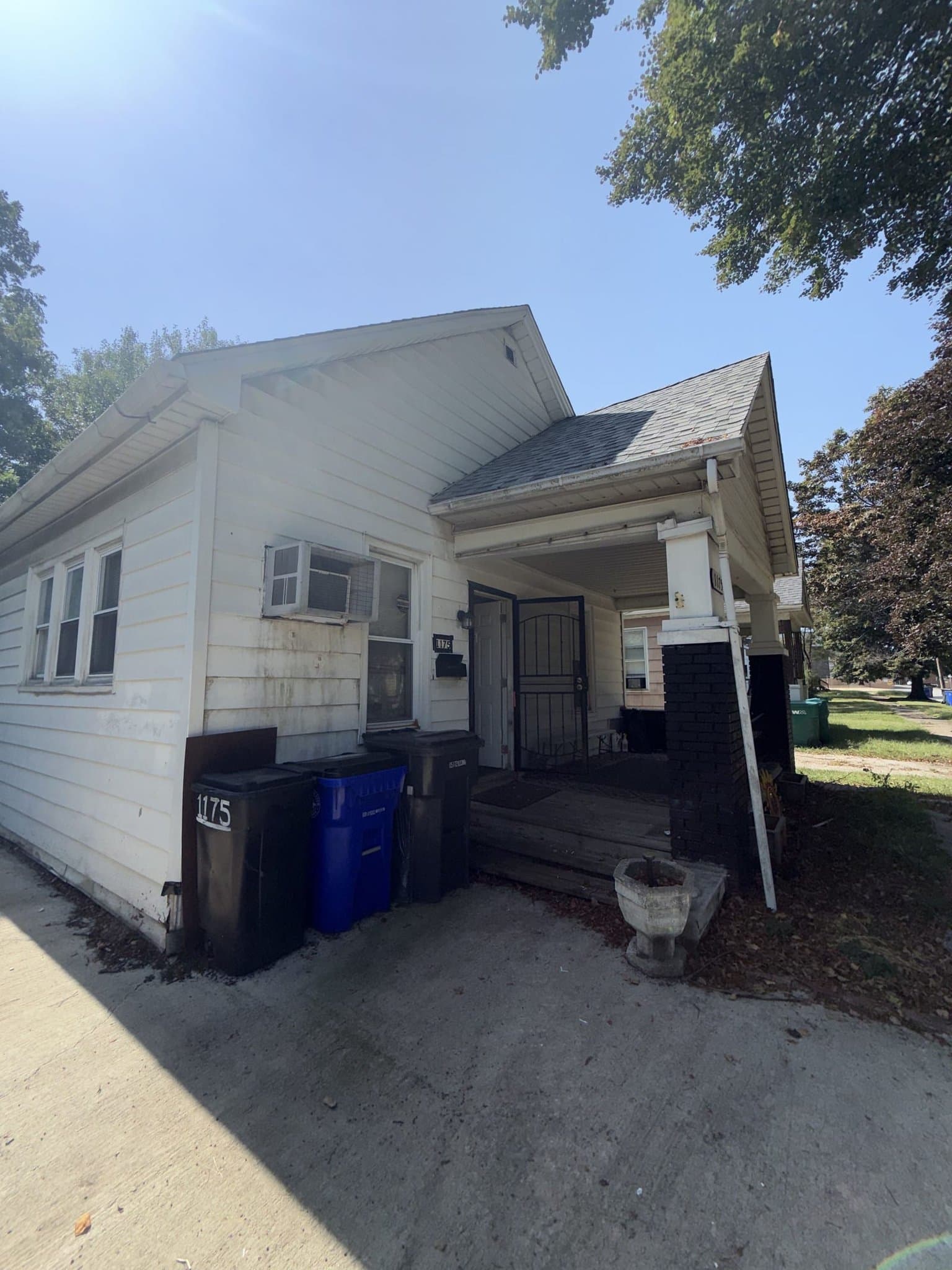 Decatur House: 1175 E Division St