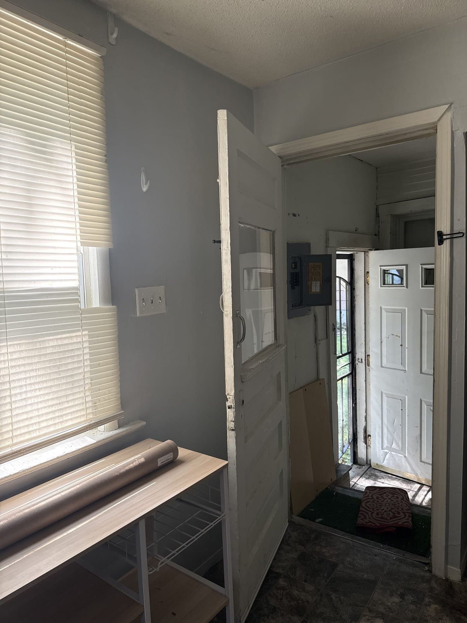 Decatur House: 1175 E Division St