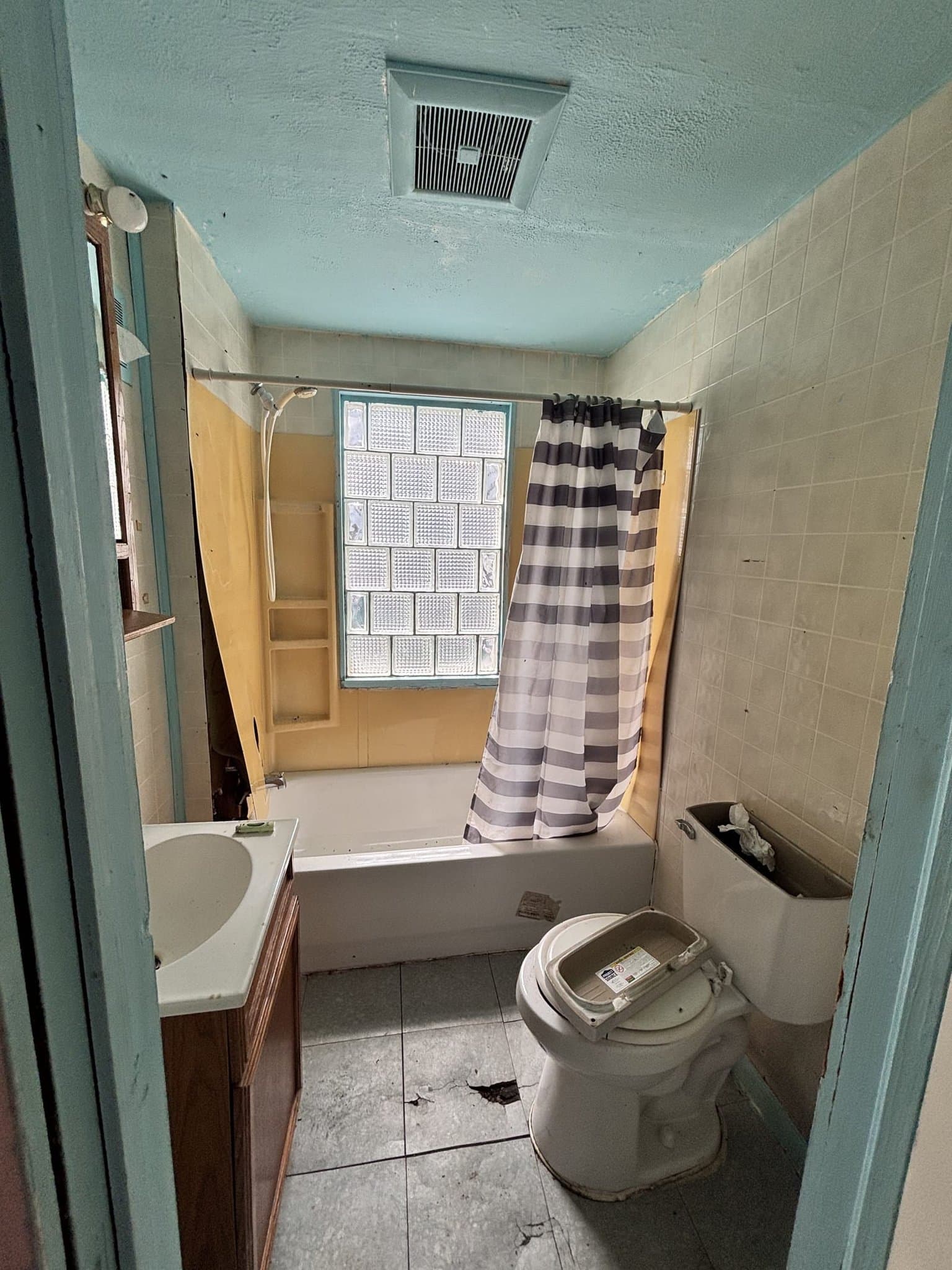 Decatur House: 1527 N Oakland Ave