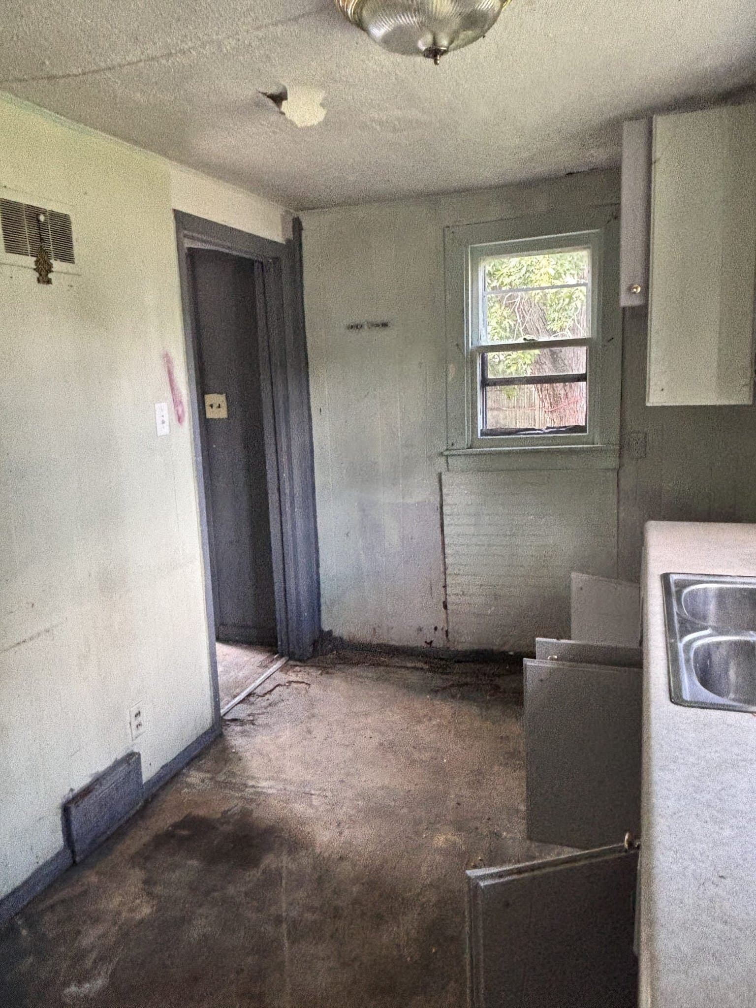 Decatur House: 1527 N Oakland Ave
