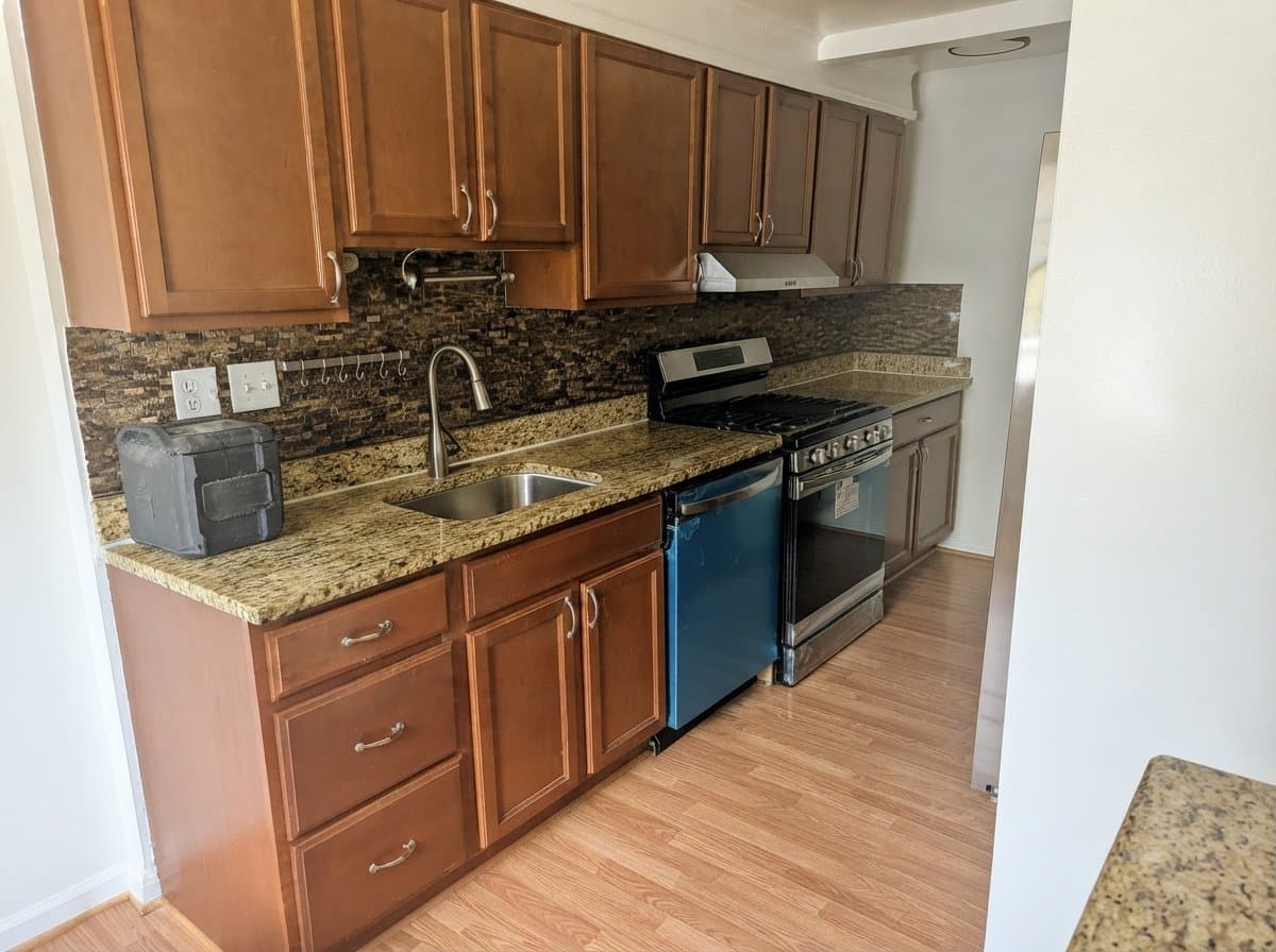 Woodbridge Townhome: 1421 Deerfield Ln