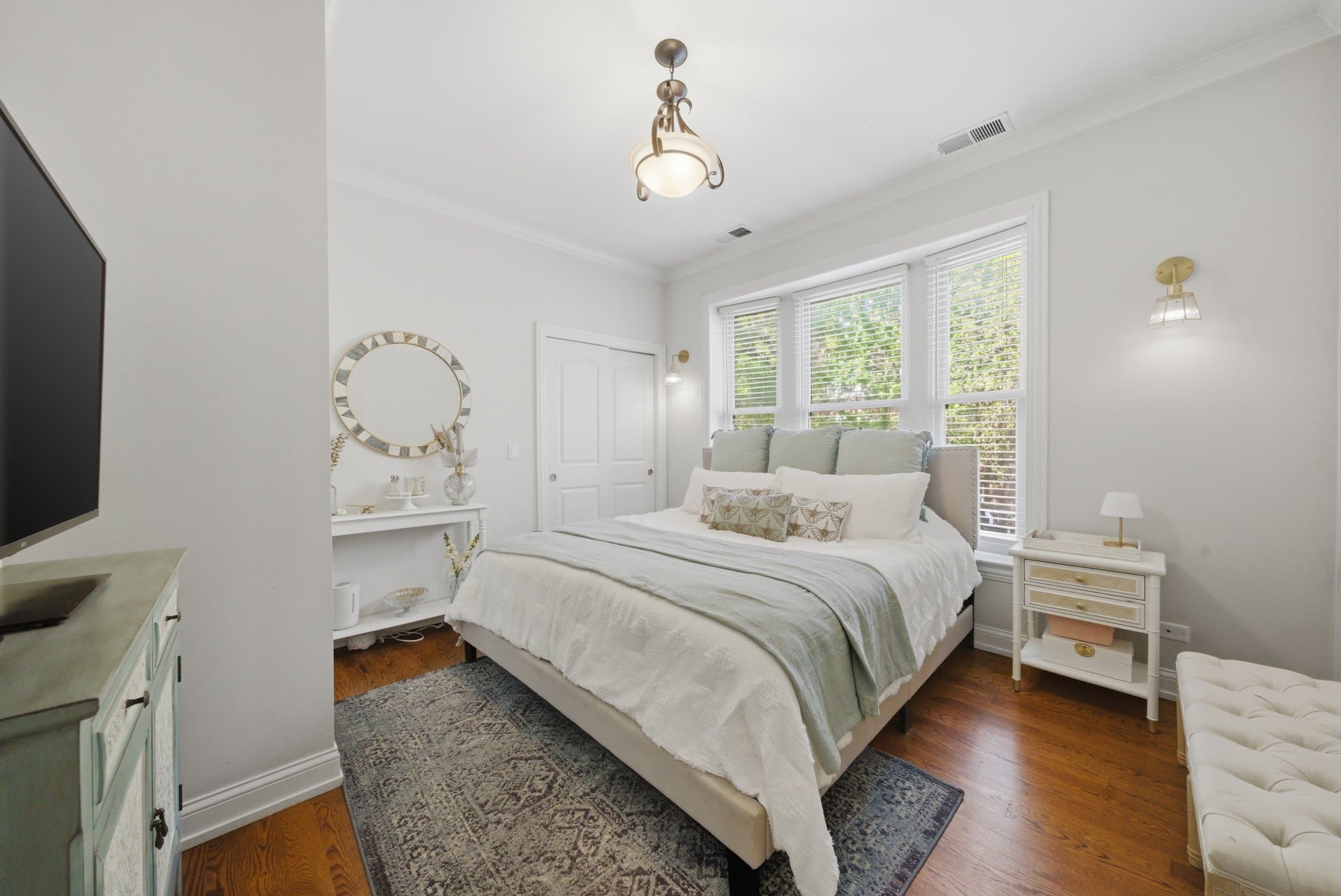 Chicago Apartment: 2555 W Logan Blvd