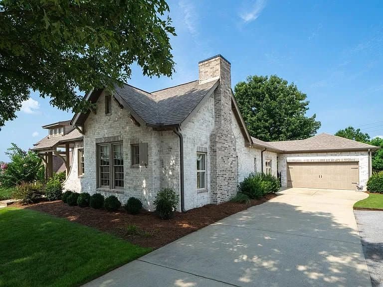 Birmingham House: 4754 Cotswold Ln