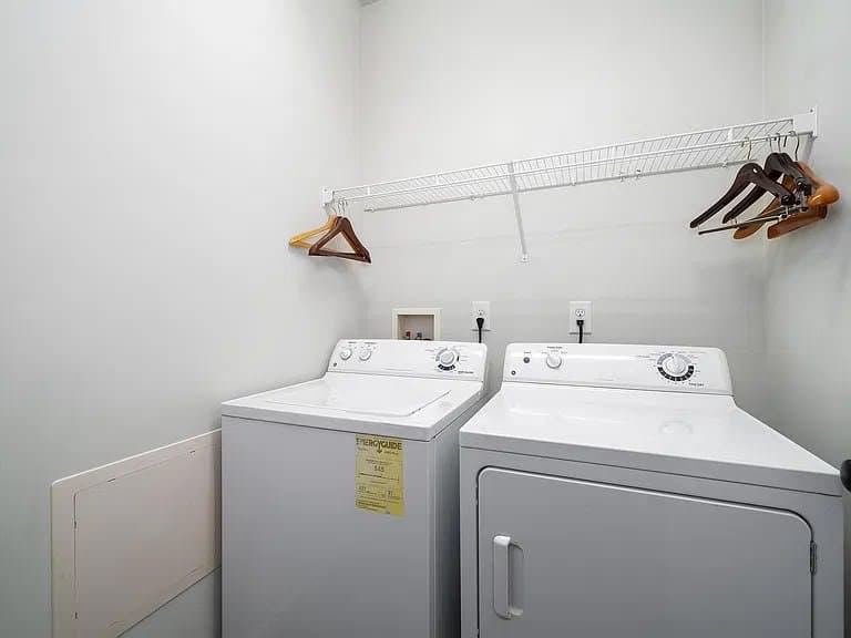 Birmingham House: 4754 Cotswold Ln
