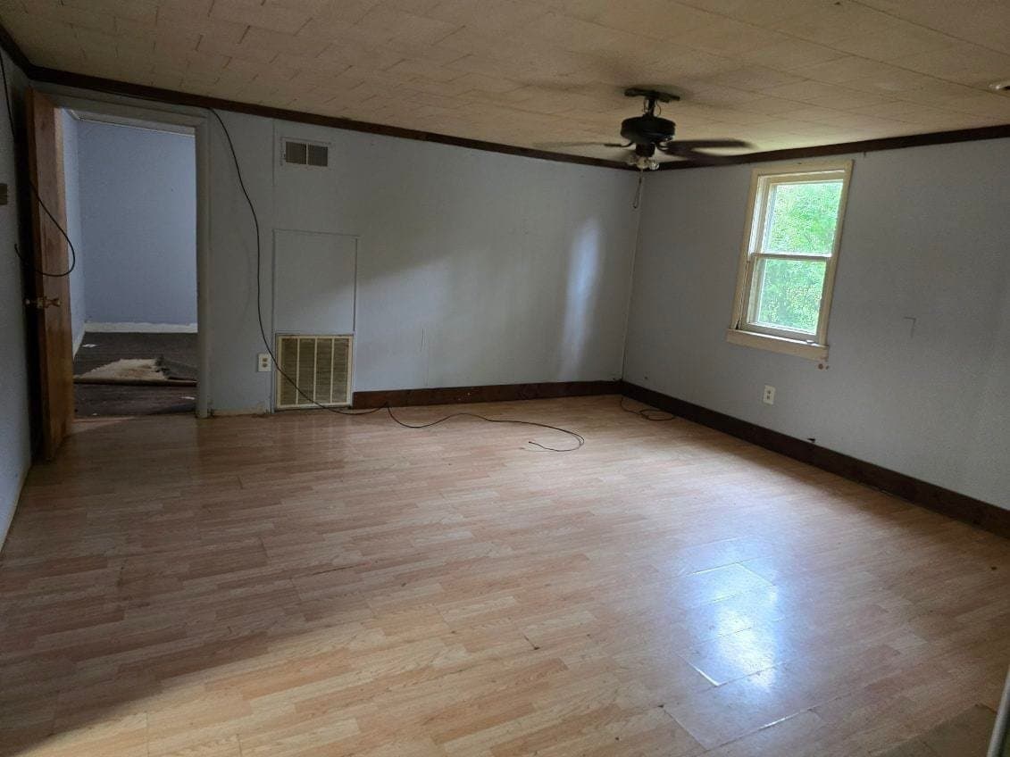 Oblong House: 807 W Illinois St