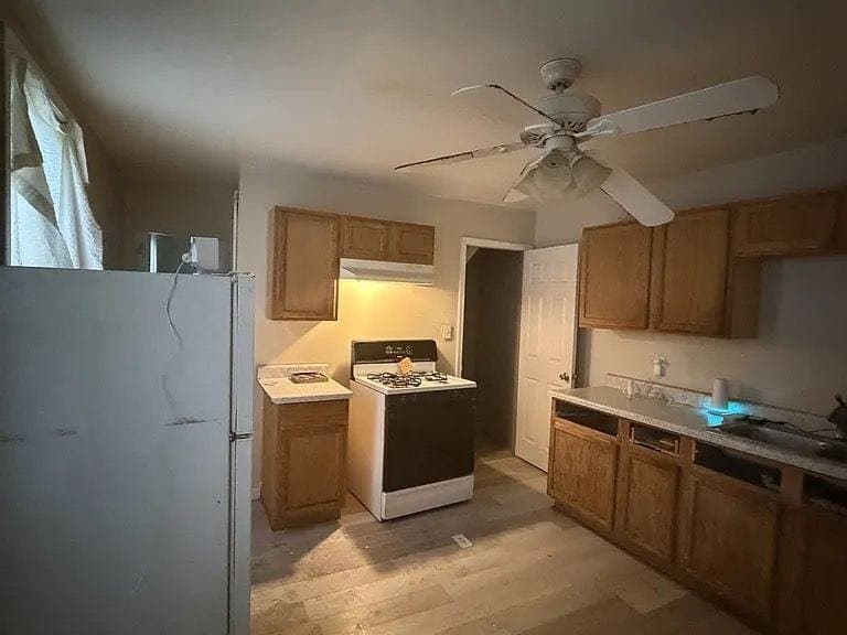 Peoria House: 1829 W Butler St