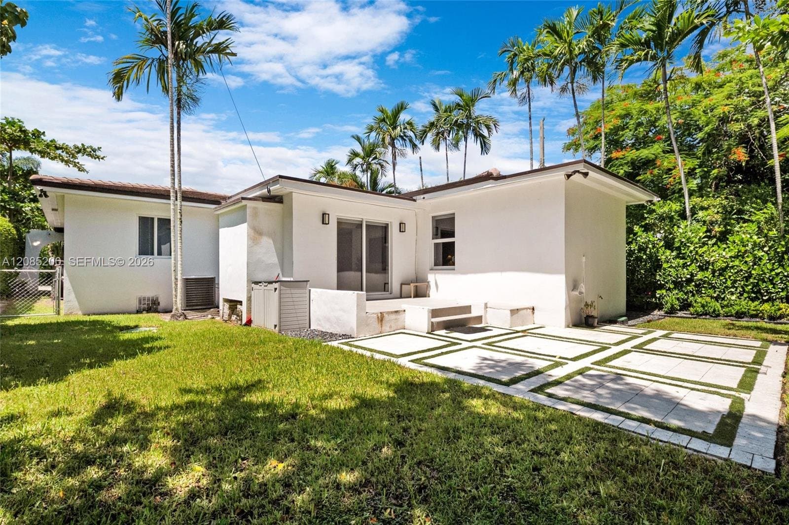 Coral Gables House: 817 Tangier St