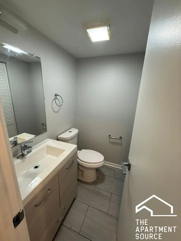 Chicago Apartment: 744 West Gordon Terrace #108 Chicago, IL 60613