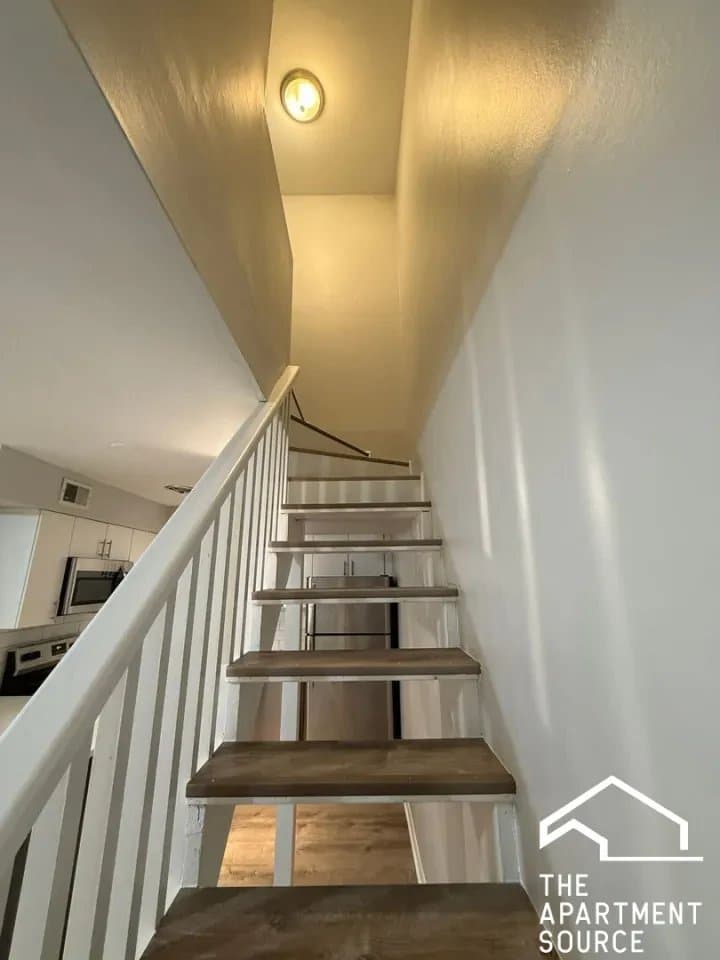 Chicago Apartment: 744 West Gordon Terrace #108 Chicago, IL 60613