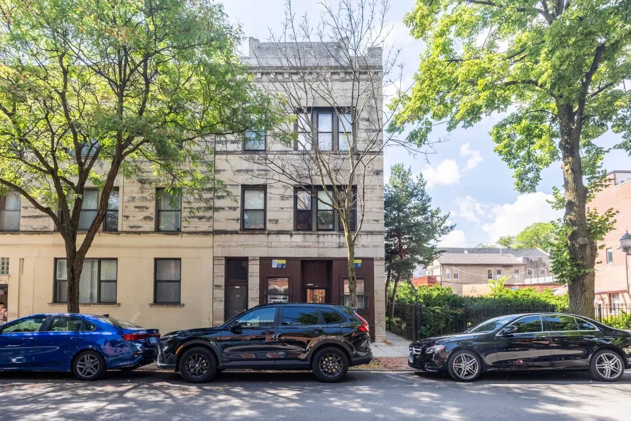 Chicago Apartment: 1037 West Polk Street #1R Chicago, IL 60607